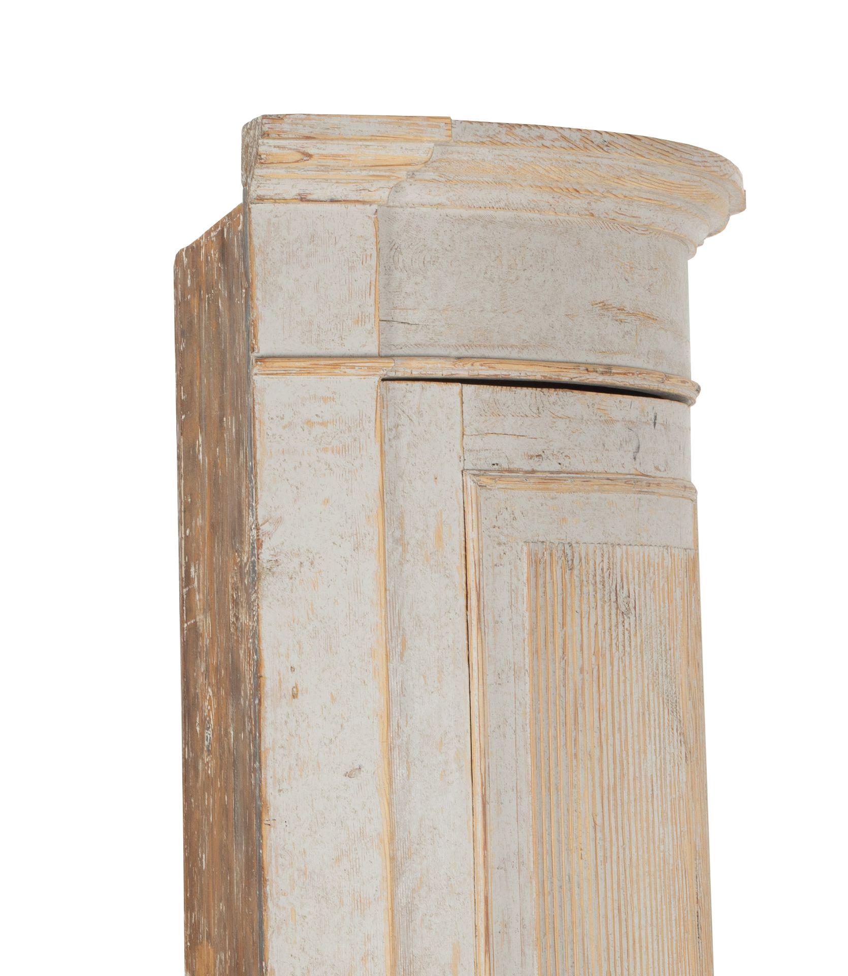 Tall 18th Century Swedish Gustavian Corner Cupboard In Good Condition In Tetbury, Gloucestershire
