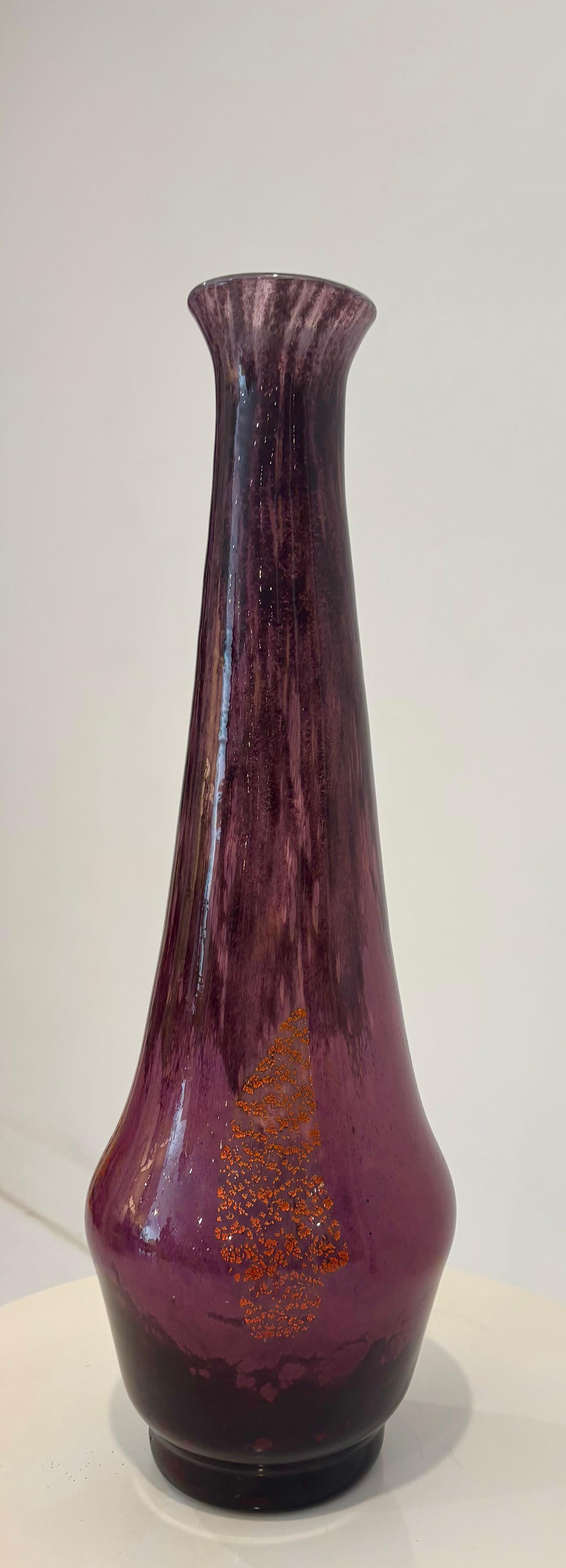 Un impressionante e raro vaso Art Deco degli anni '20 di Daum Nancy, Francia, con un'imponente altezza di 65 cm (25,5 pollici). Questo elegante vaso in vetro soffiato presenta un collo sottile e svasato e una base ampia, riccamente colorata con