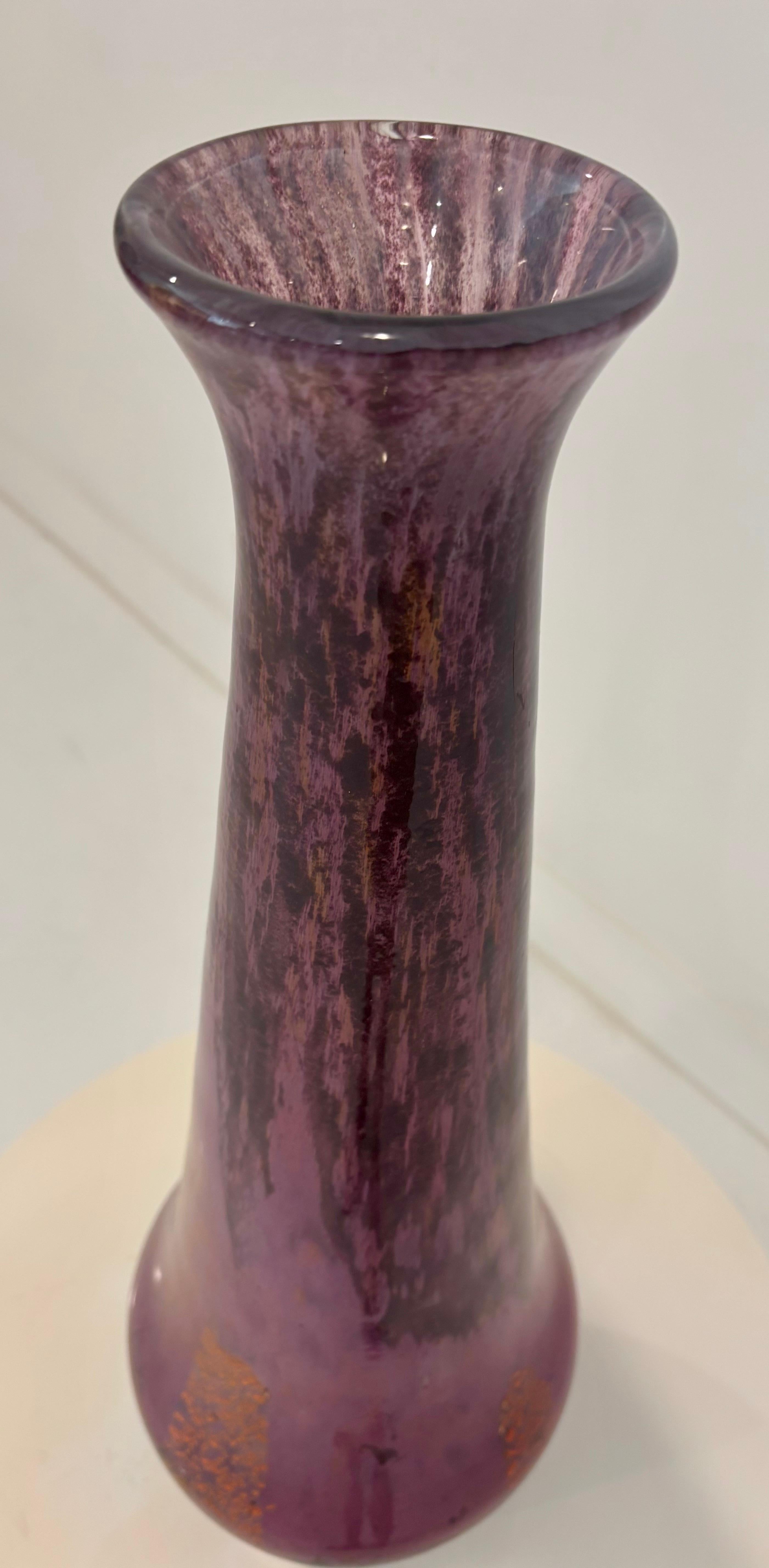 Francese Vaso alto Daum Nancy del 1920 con inclusioni di foglie d'oro, firmato in vendita