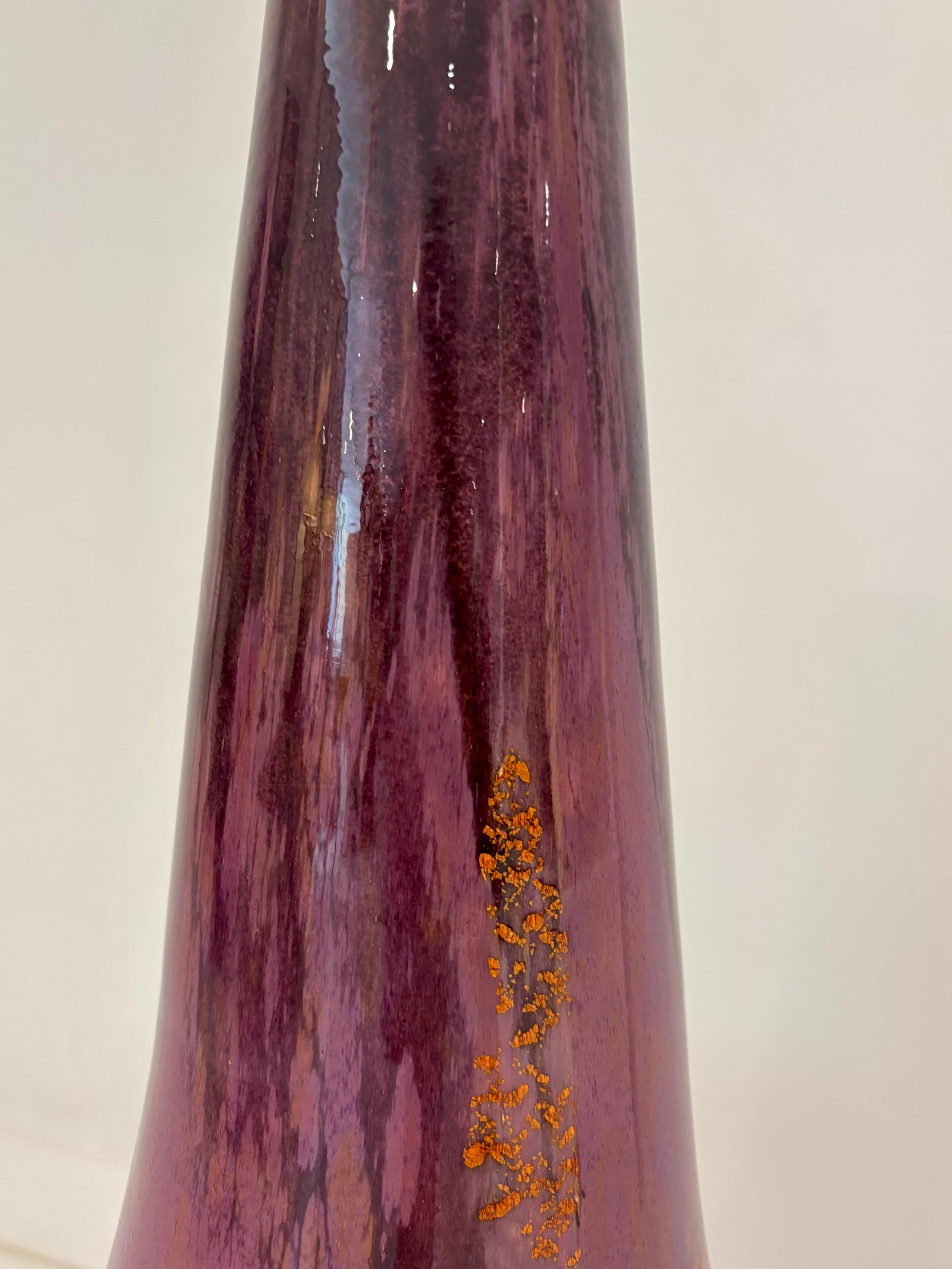 Inizio XX secolo Vaso alto Daum Nancy del 1920 con inclusioni di foglie d'oro, firmato in vendita