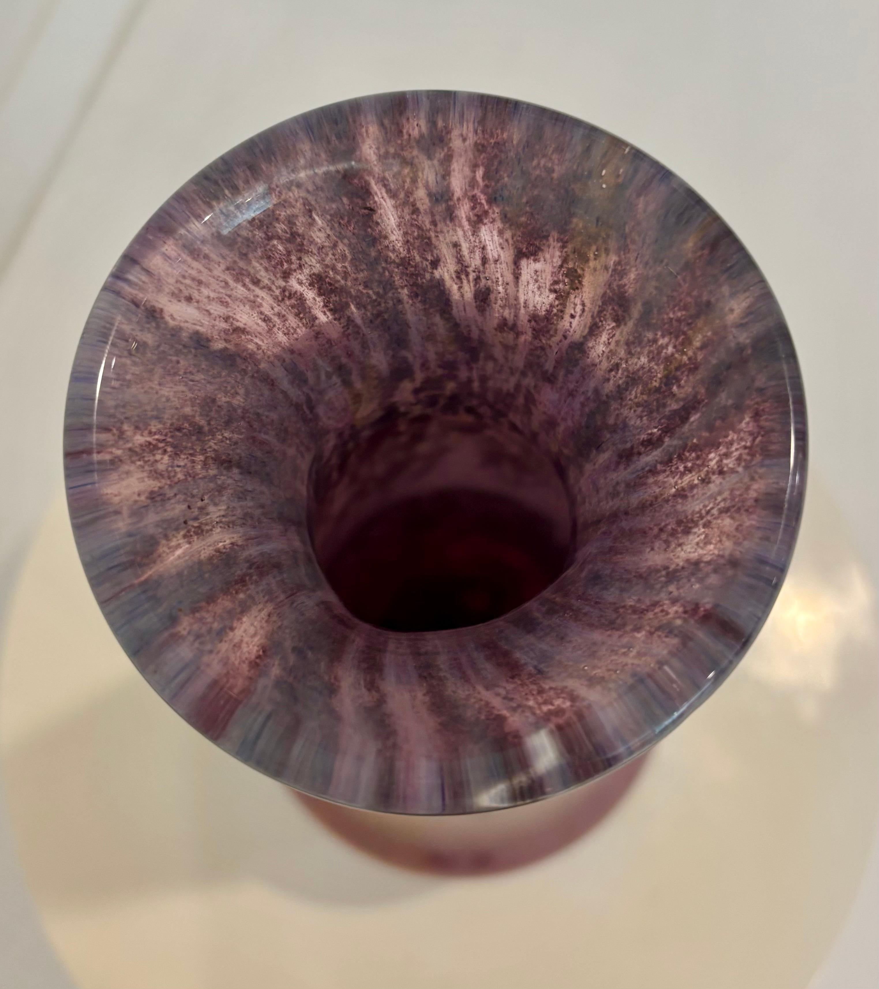 Vetro Vaso alto Daum Nancy del 1920 con inclusioni di foglie d'oro, firmato in vendita