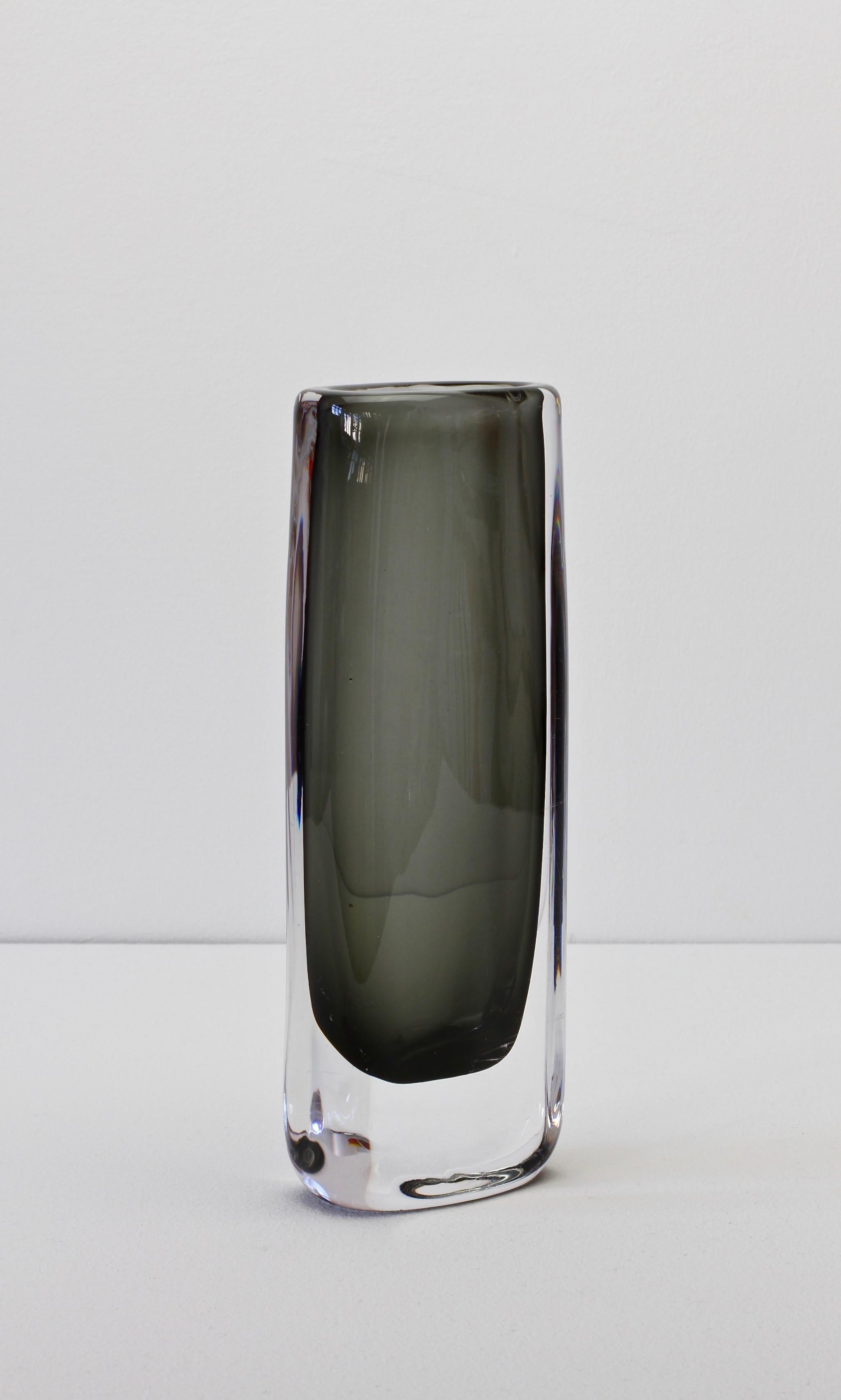 Tall 1950s Sommerso 'Dusk' Vase Signed by Nils Landberg for Orrefors Glass In Good Condition In Landau an der Isar, Bayern