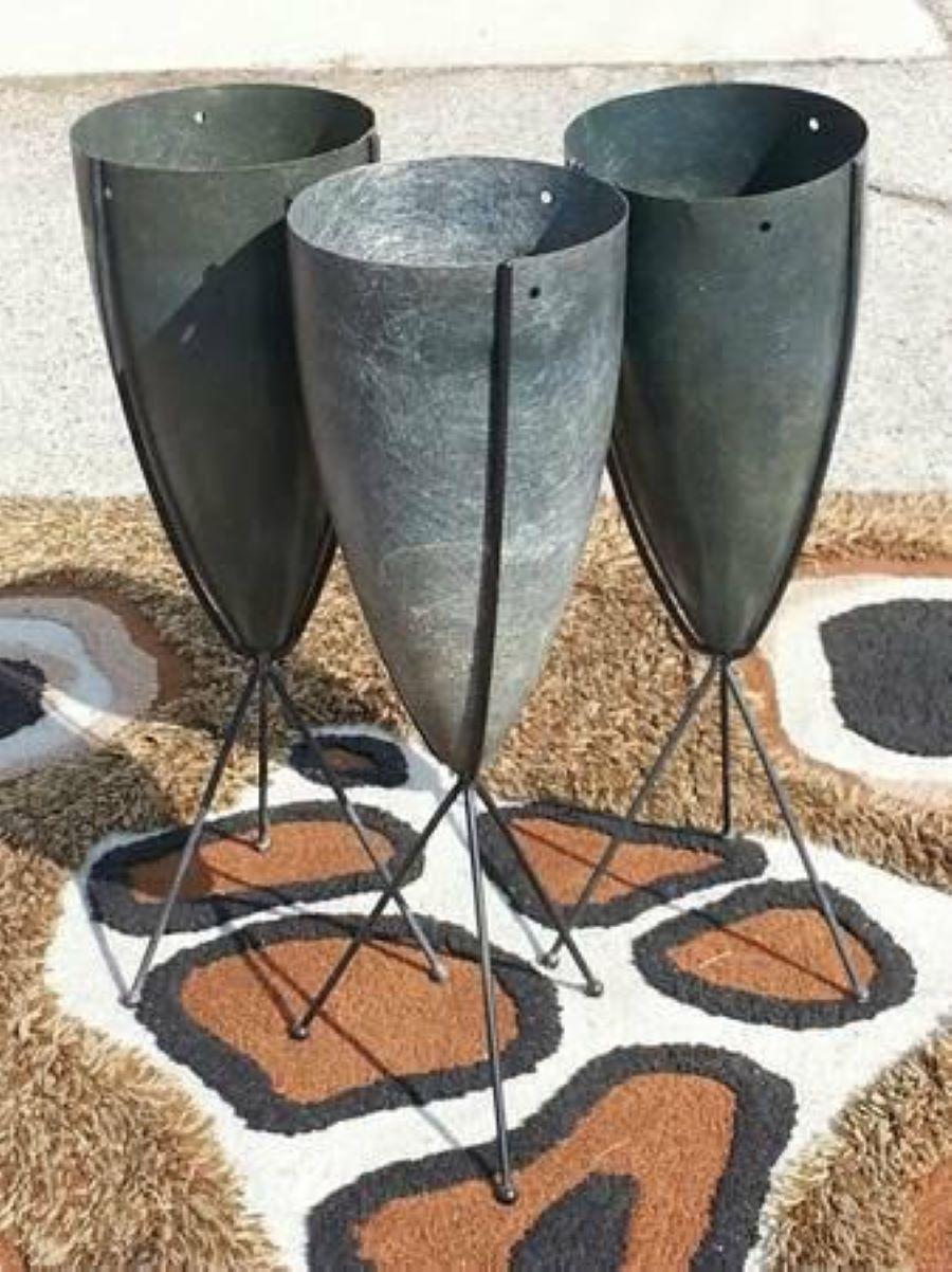 Grande Jardinière à Bullet en fibre de verre gris Elephant des années 1950 avec Stand en fer à trépied en vente 4