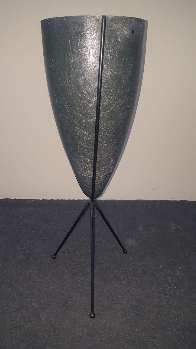 Jardinières en fibre de verre pour le milieu du siècle.

Original 1950s vintage éléphant gris fibre de verre bullet planter avec son original trépied tige de fer et chaque bullet planter sont estampillés à l'intérieur :

N° de pièce 324
Plastiques