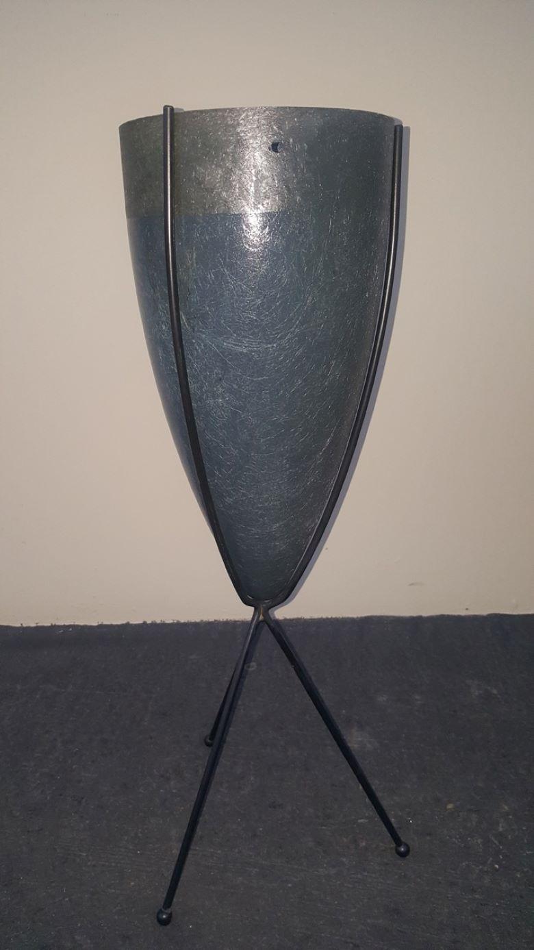 Mid-Century Modern Grande Jardinière à Bullet en fibre de verre gris Elephant des années 1950 avec Stand en fer à trépied en vente