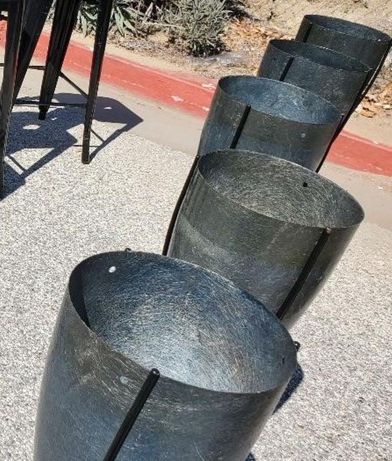 Mid-Century moderno Fioriera alta Zenith Elephant Gray in fibra di vetro del 1950 con supporto a treppiede in ferro in vendita