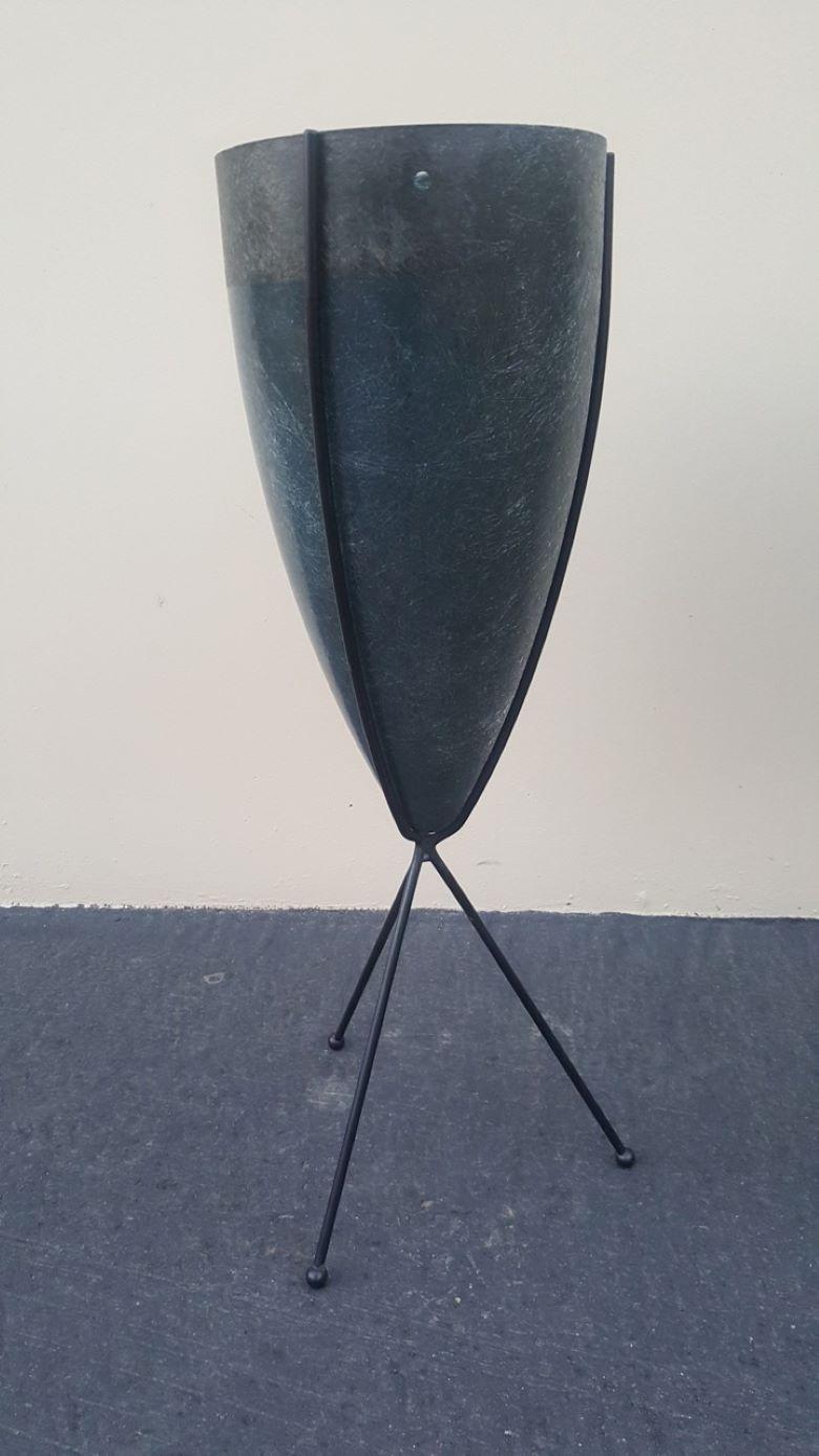 Grande Jardinière à Bullet en fibre de verre gris Elephant des années 1950 avec Stand en fer à trépied Bon état - En vente à Monrovia, CA