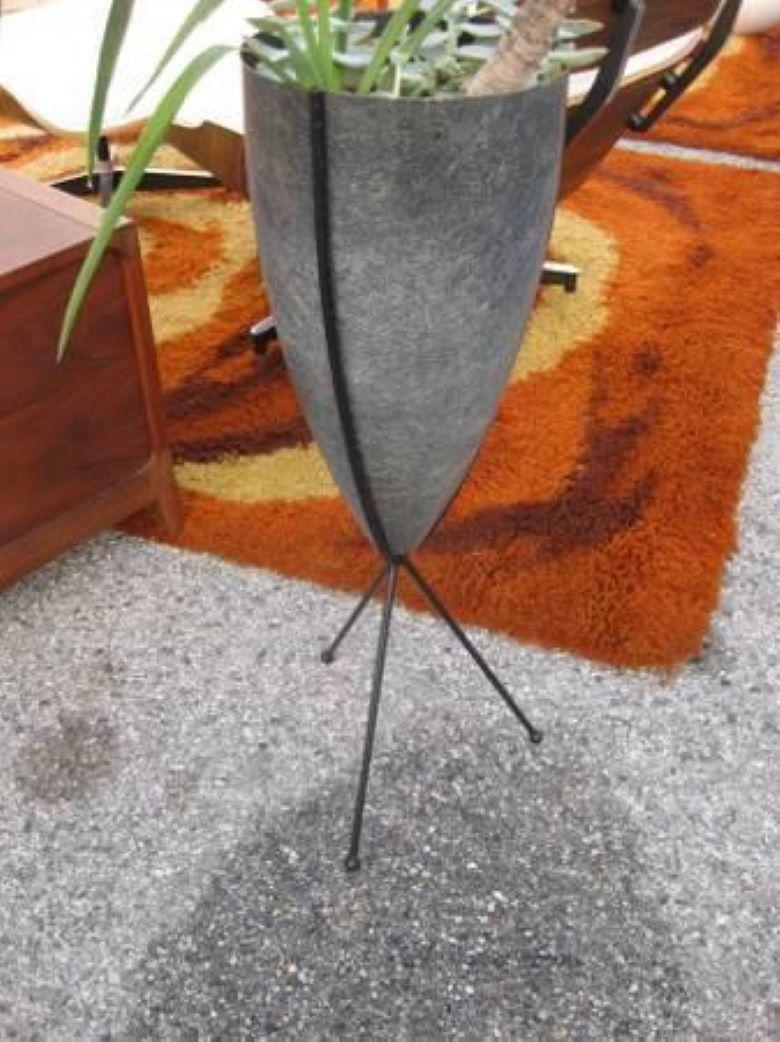 20ième siècle Grande Jardinière à Bullet en fibre de verre gris Elephant des années 1950 avec Stand en fer à trépied en vente