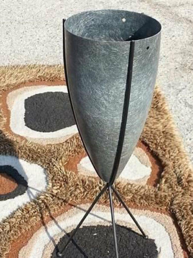 Fer Grande Jardinière à Bullet en fibre de verre gris Elephant des années 1950 avec Stand en fer à trépied en vente