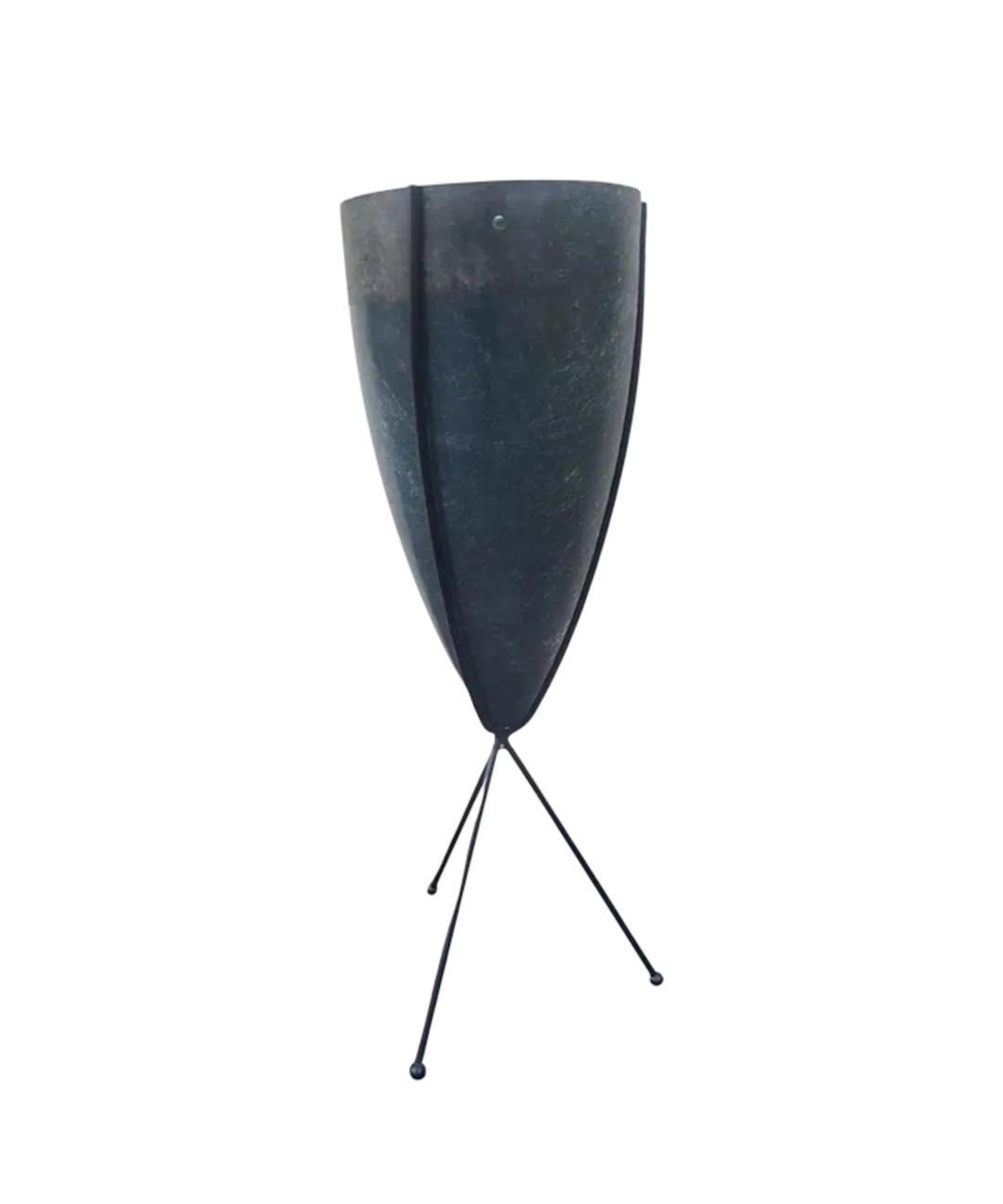 Grande Jardinière à Bullet en fibre de verre gris Elephant des années 1950 avec Stand en fer à trépied en vente 2