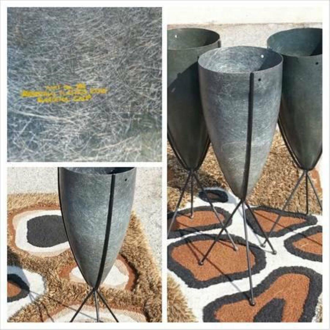 Grande Jardinière à Bullet en fibre de verre gris Elephant des années 1950 avec Stand en fer à trépied en vente 3
