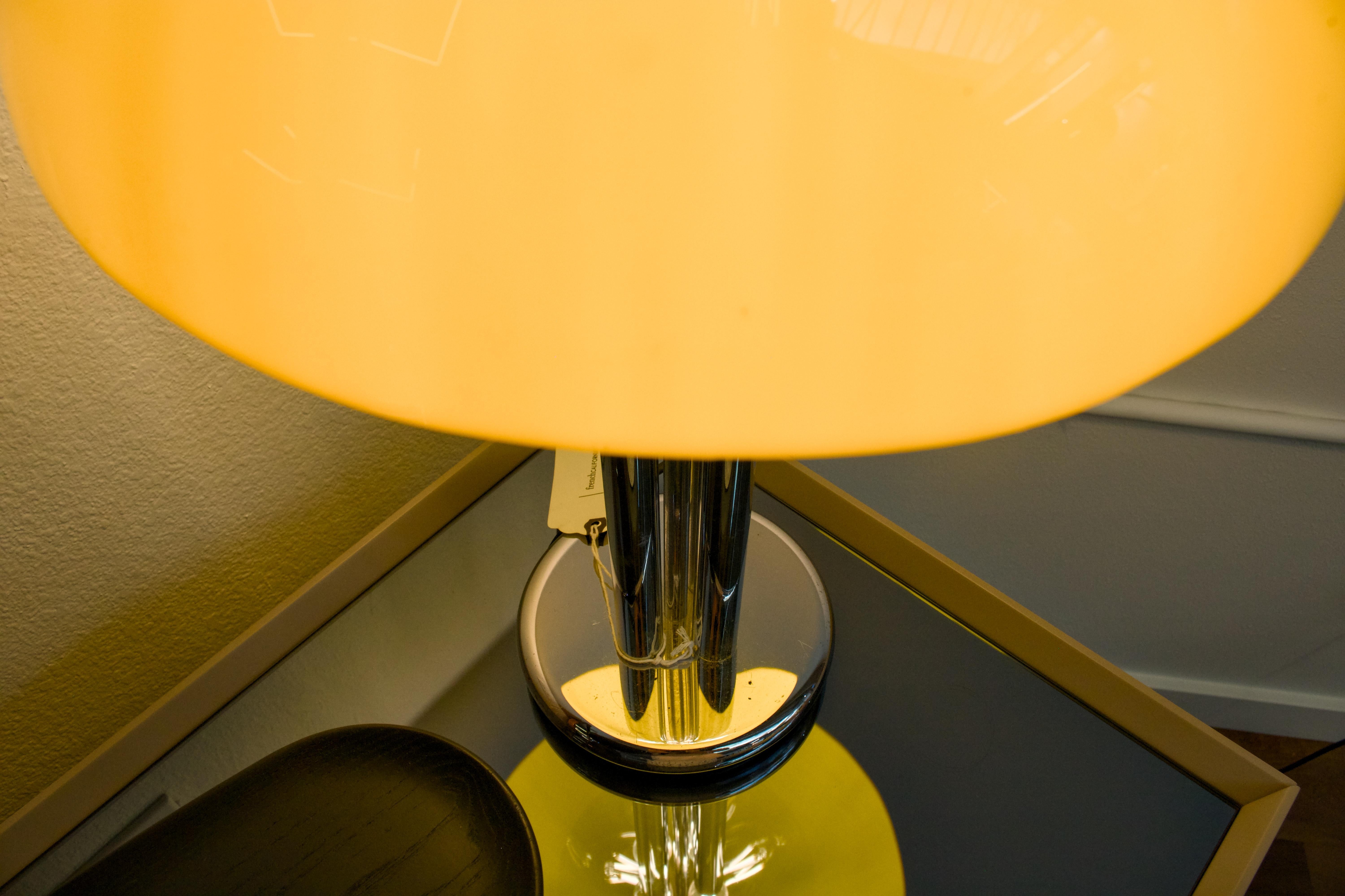 Allemand Lampe de table jaune canari, ère spatiale allemande des années 1960 en vente