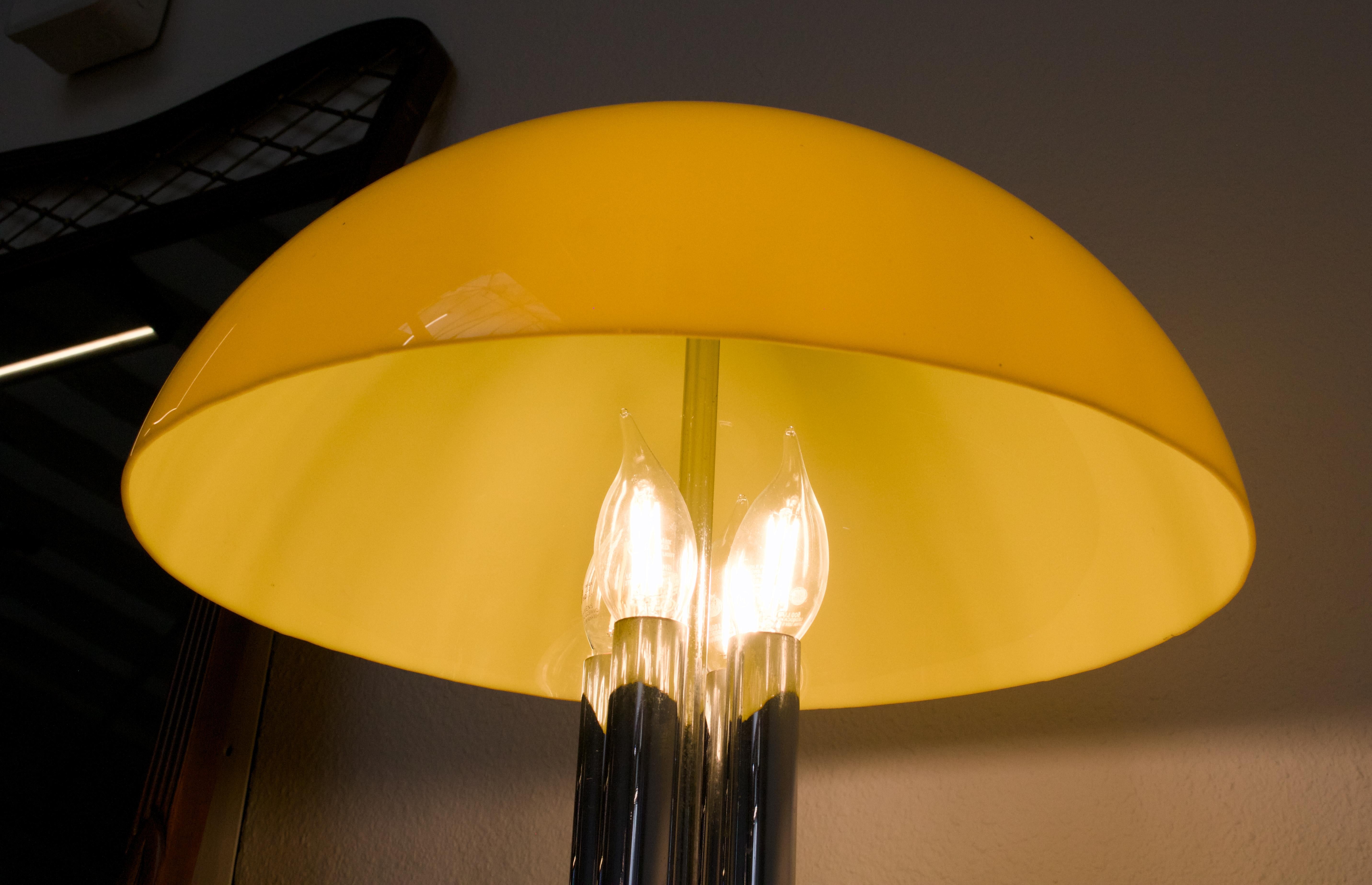 Émaillé Lampe de table jaune canari, ère spatiale allemande des années 1960 en vente
