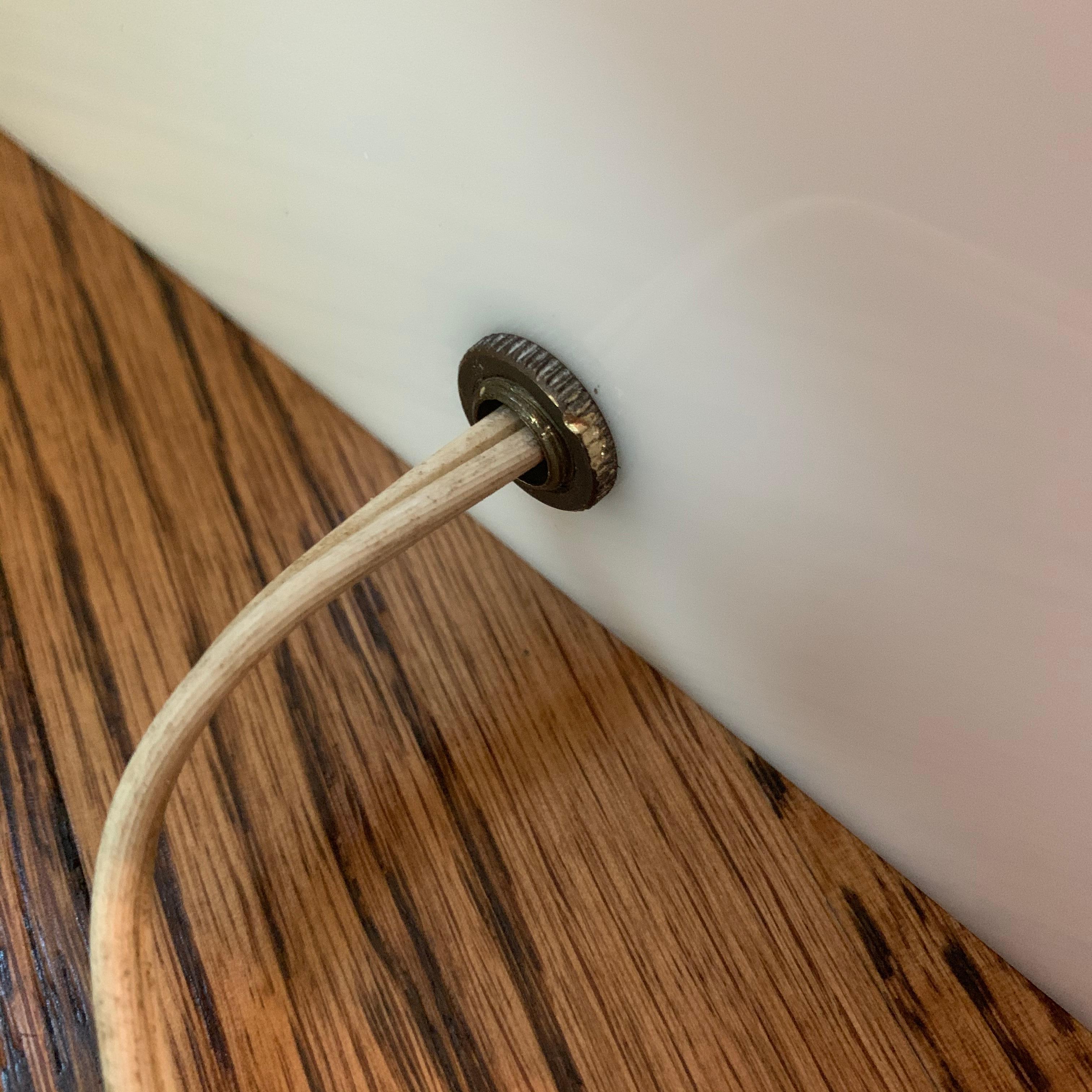 Columna expositora con pedestal de lucita o acrílico blanco electrificado de los años 70 en venta 11