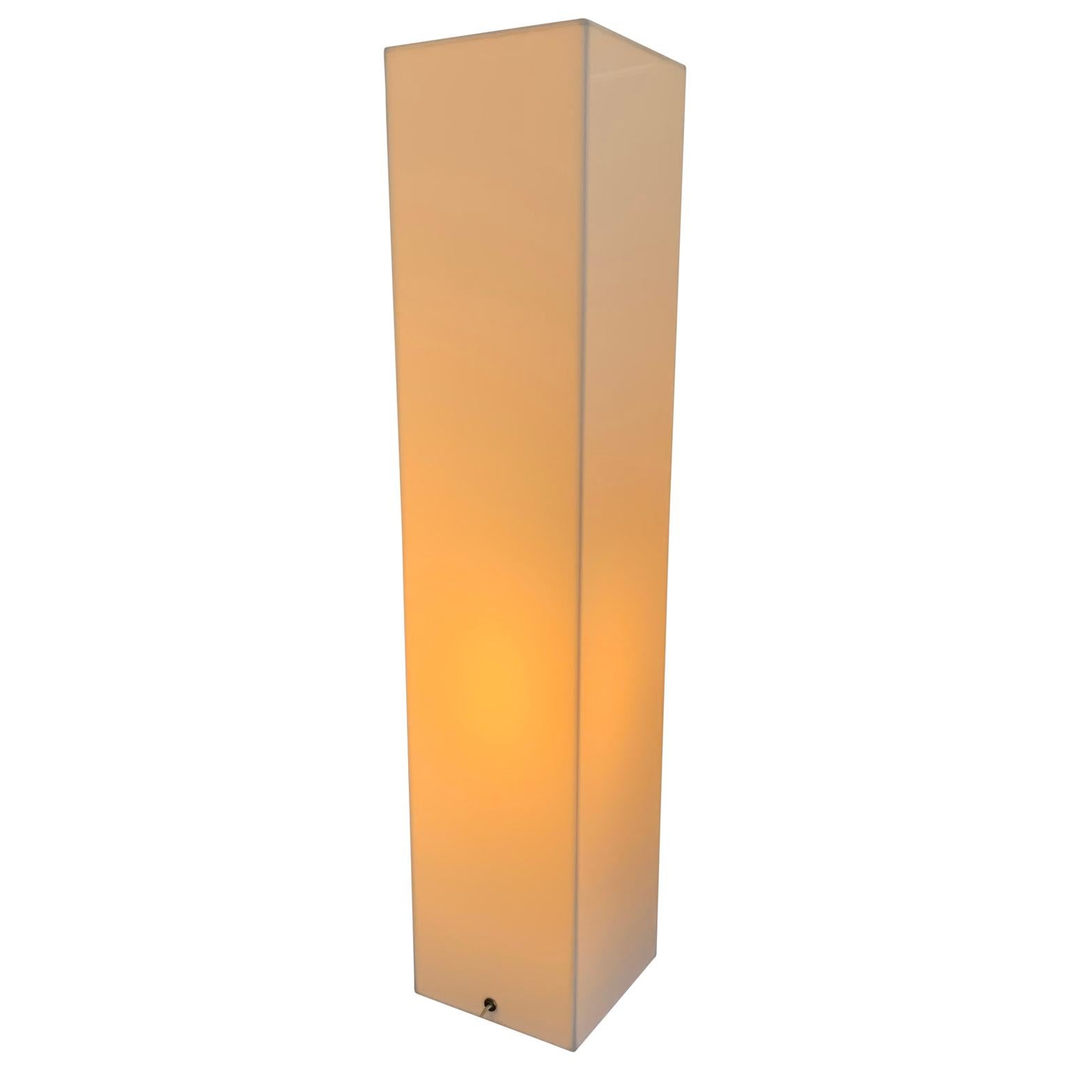 Columna expositora con pedestal de lucita o acrílico blanco electrificado de los años 70 en venta 12
