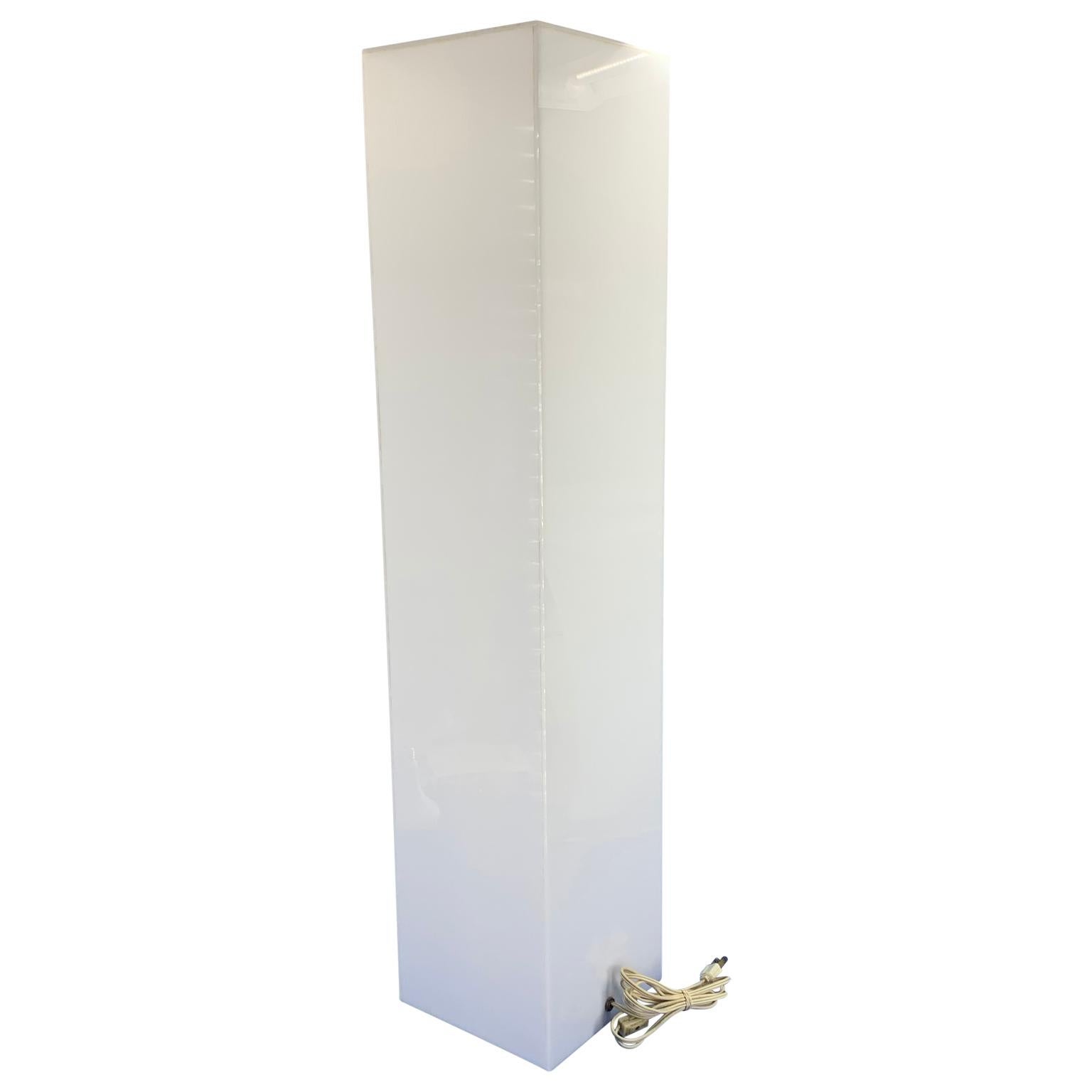 Columna expositora con pedestal de lucita o acrílico blanco electrificado de los años 70 siglo XX en venta