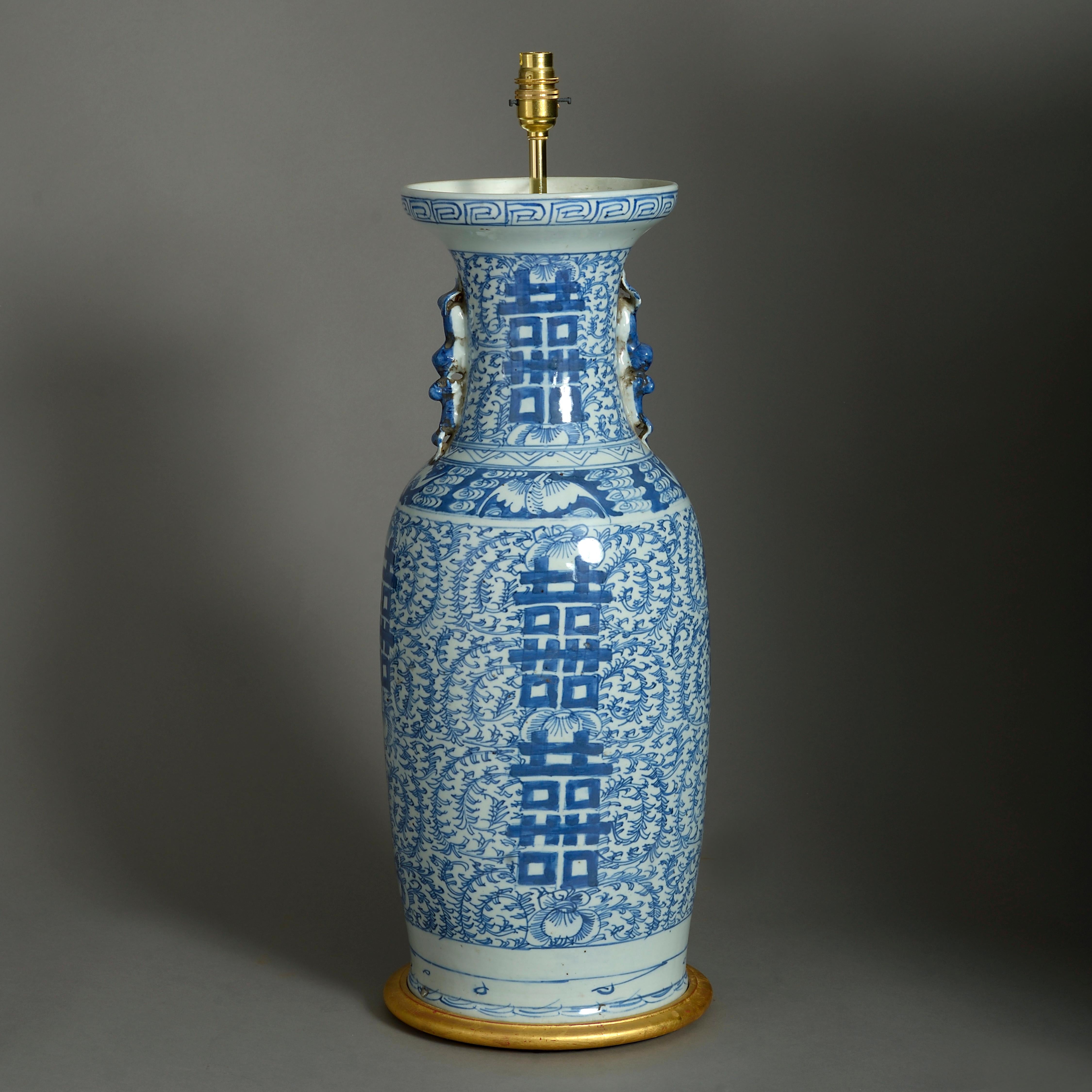 Eine hohe blau-weiß glasierte Vase aus dem 19. Jahrhundert in Balusterform, mit trompetenförmigem Hals und griechischem Schlüsselmuster am Rand, Drachengriffen und durchgehendem Dekor mit Blattwerk und doppelten Glückszeichen. Felge