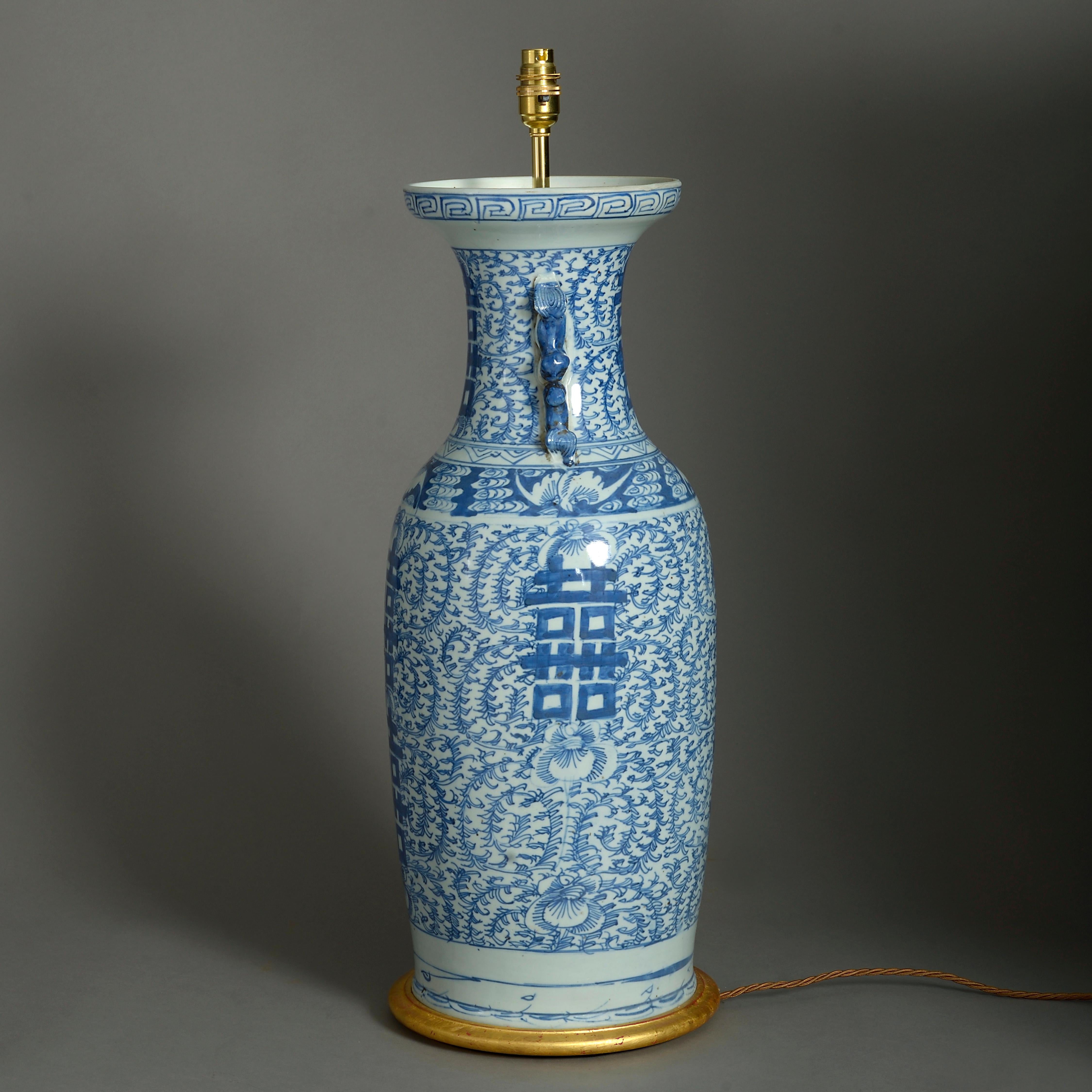 Große Vasenlampe aus blauem und weißem Porzellan aus dem 19. Jahrhundert (Chinesischer Export)