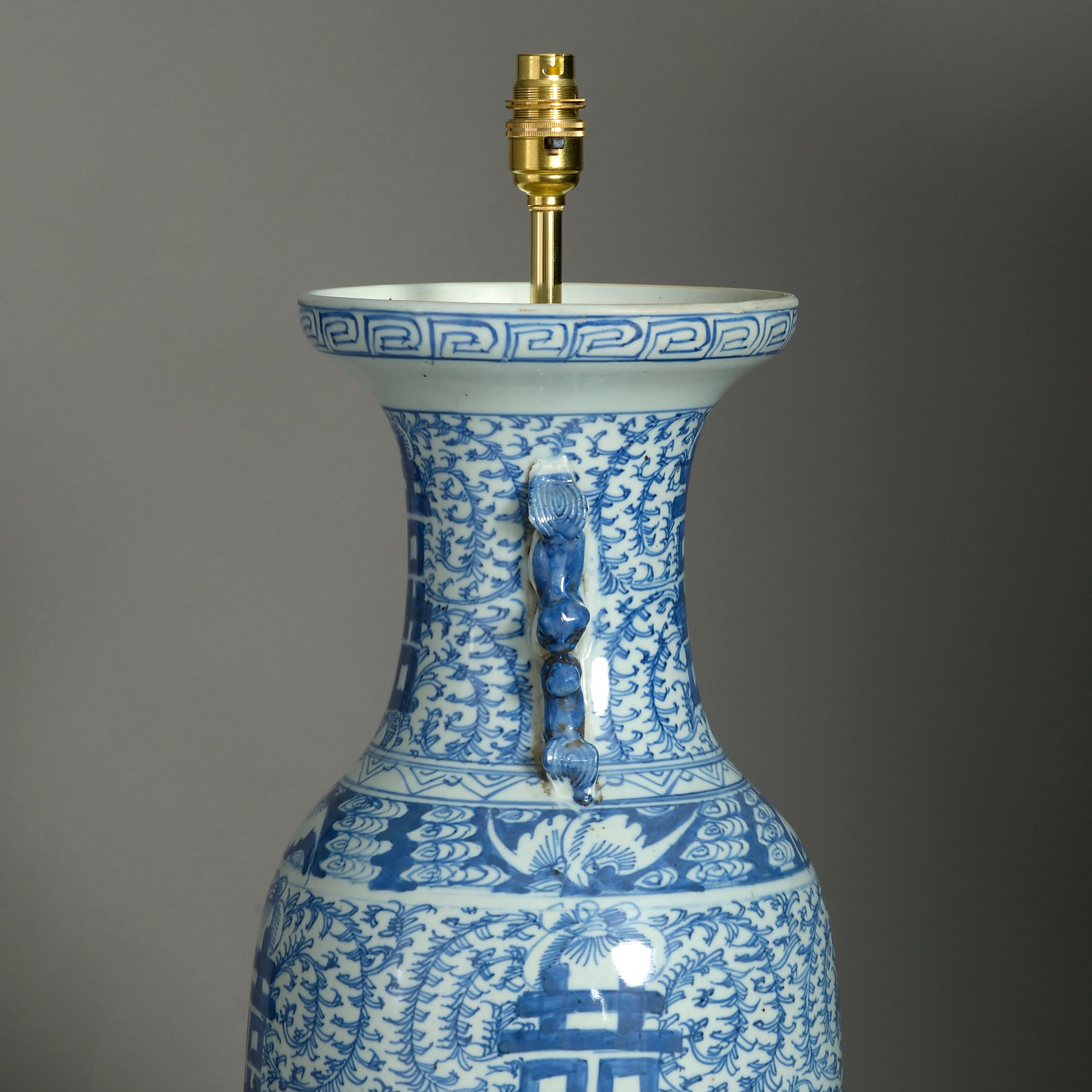 Cinese Lampada alta con vaso in porcellana blu e bianca del XIX secolo