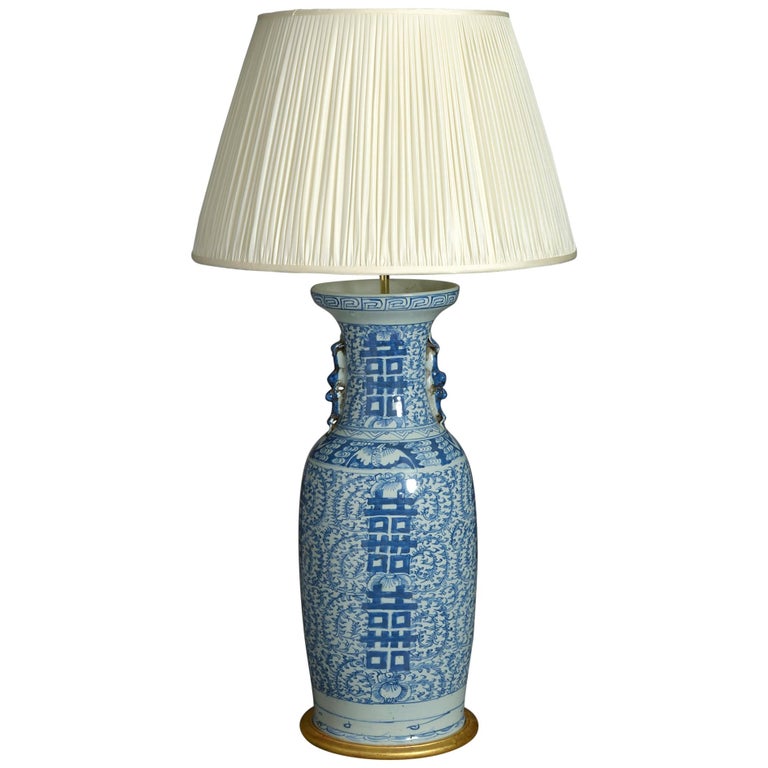 Große Vasenlampe aus blauem und weißem Porzellan aus dem 19. Jahrhundert im  Angebot bei 1stDibs