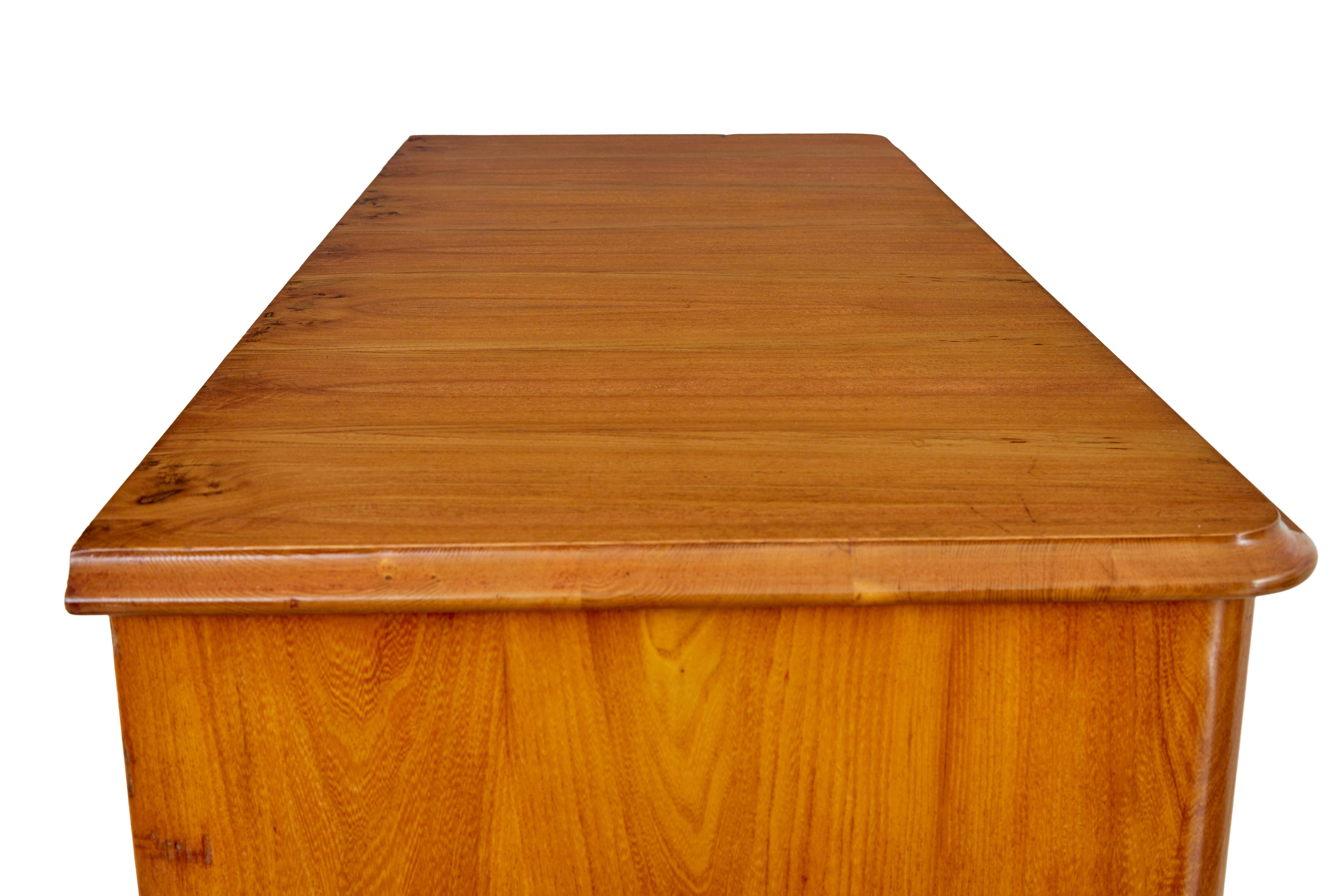 Grande commode à secretaire en orme du 19ème siècle en vente 2