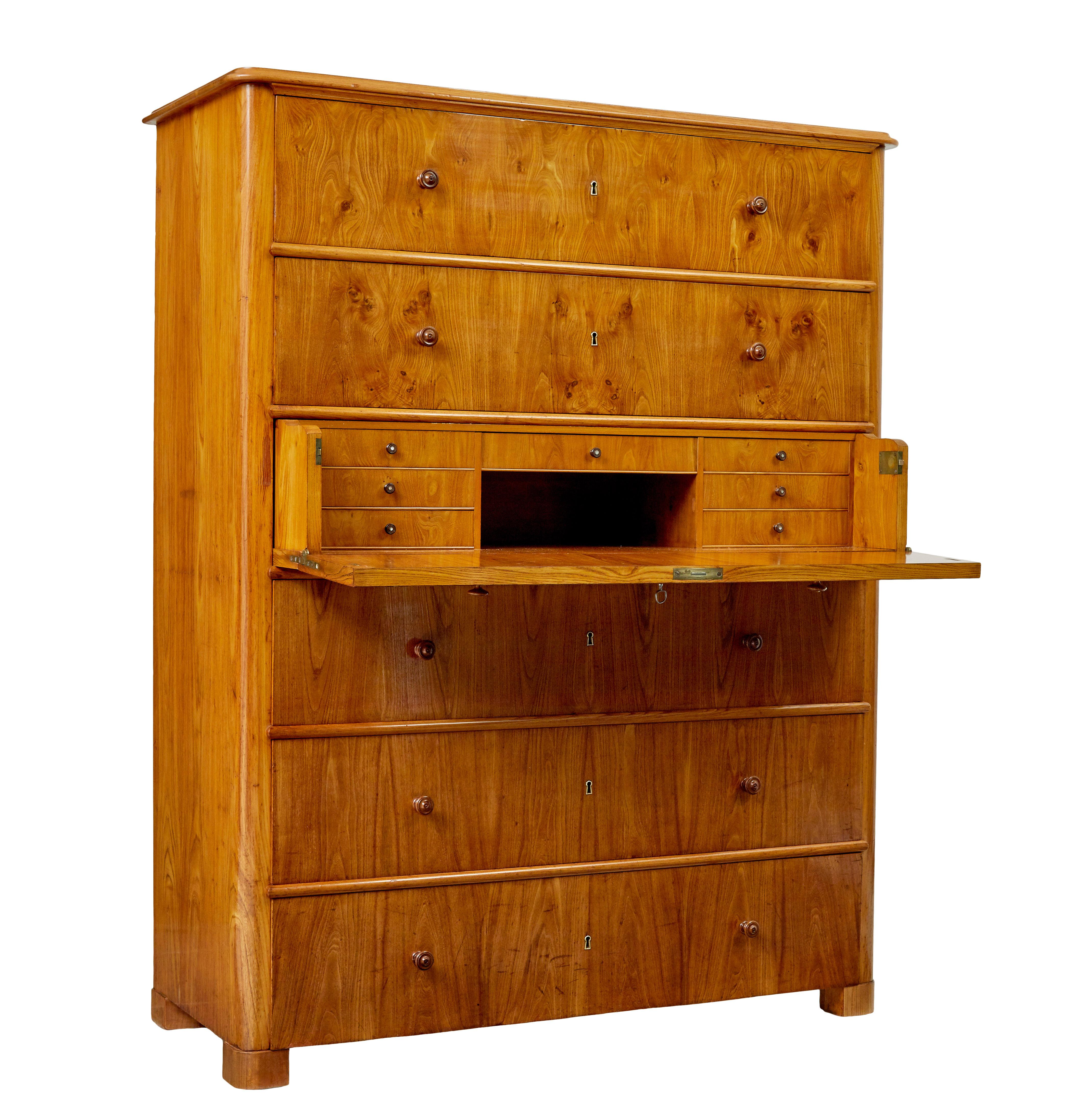 Grande commode à secretaire en orme du 19ème siècle vers 1870.

Nous avons le plaisir de vous proposer cette superbe commode suédoise aux proportions généreuses.

Fabriqué en orme riche et doré, il comprend 6 tiroirs de proportions égales, ainsi