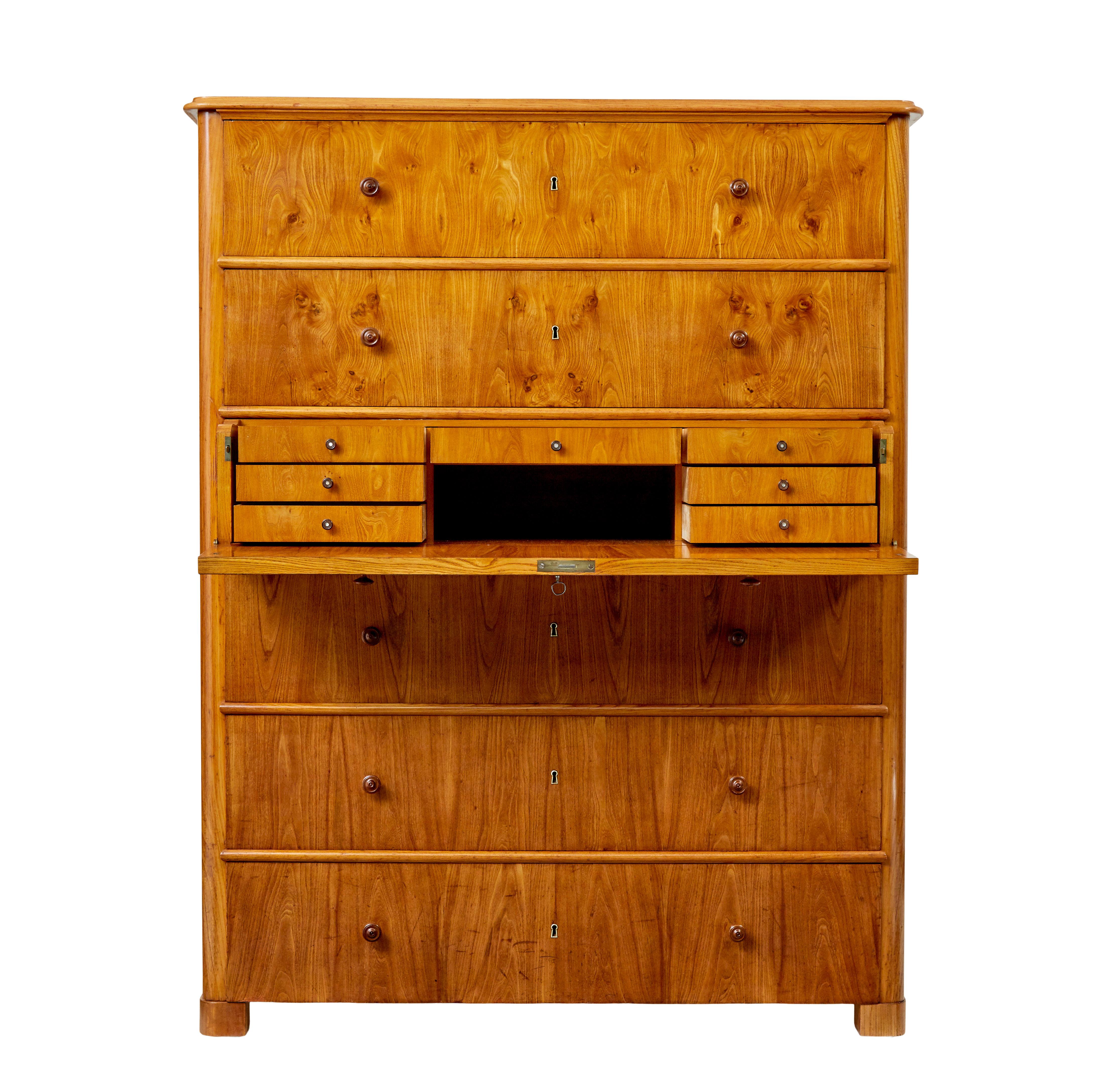 Suédois Grande commode à secretaire en orme du 19ème siècle en vente