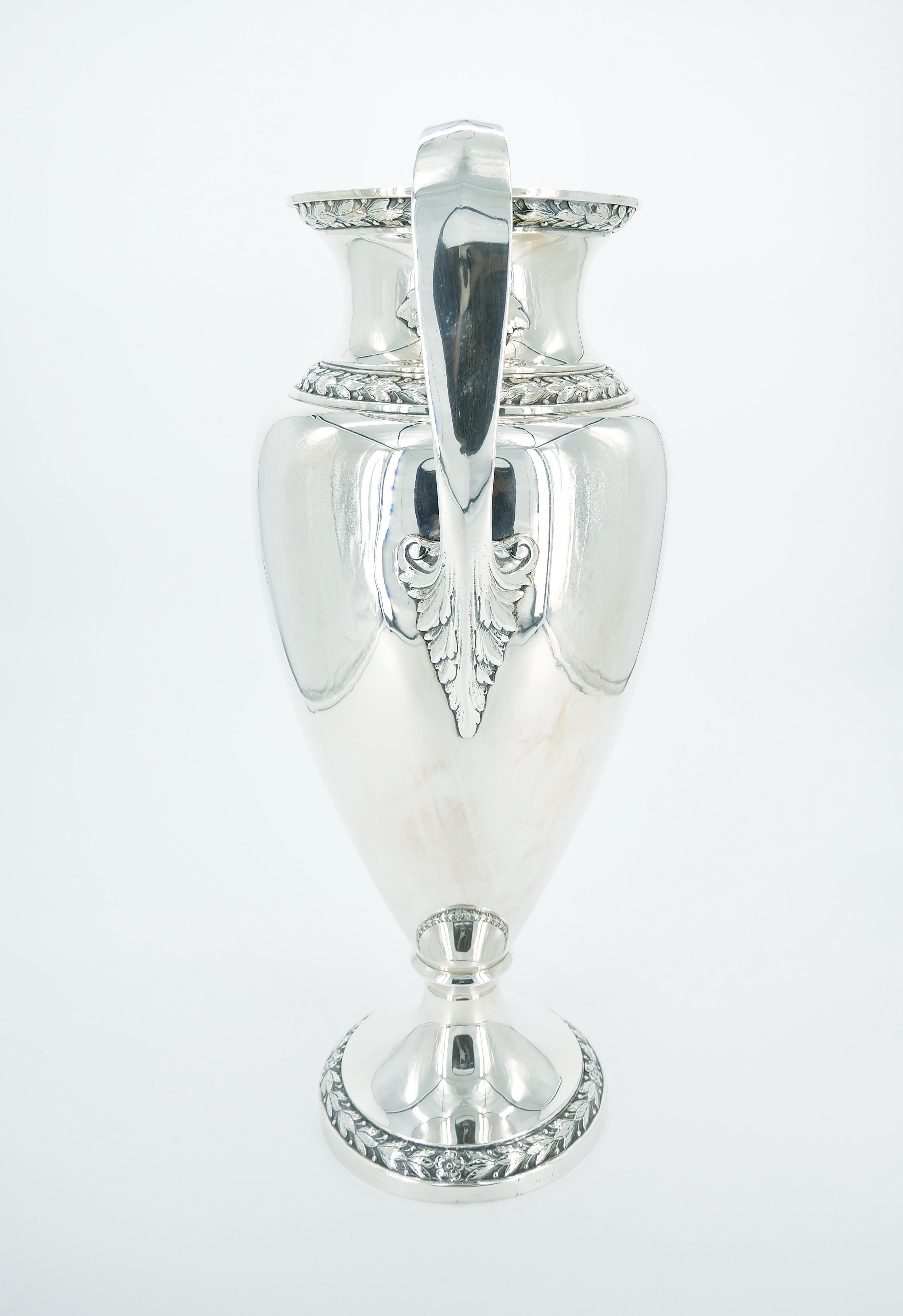 Entdecken Sie ein wirklich außergewöhnliches Stück Geschichte mit dieser sehr großen dekorativen Vase aus englischem Sterlingsilber aus dem frühen 19. Mit einer beeindruckenden Höhe von 21 1/2 Zoll und einem Durchmesser von 11 1/2 Zoll ist dieses