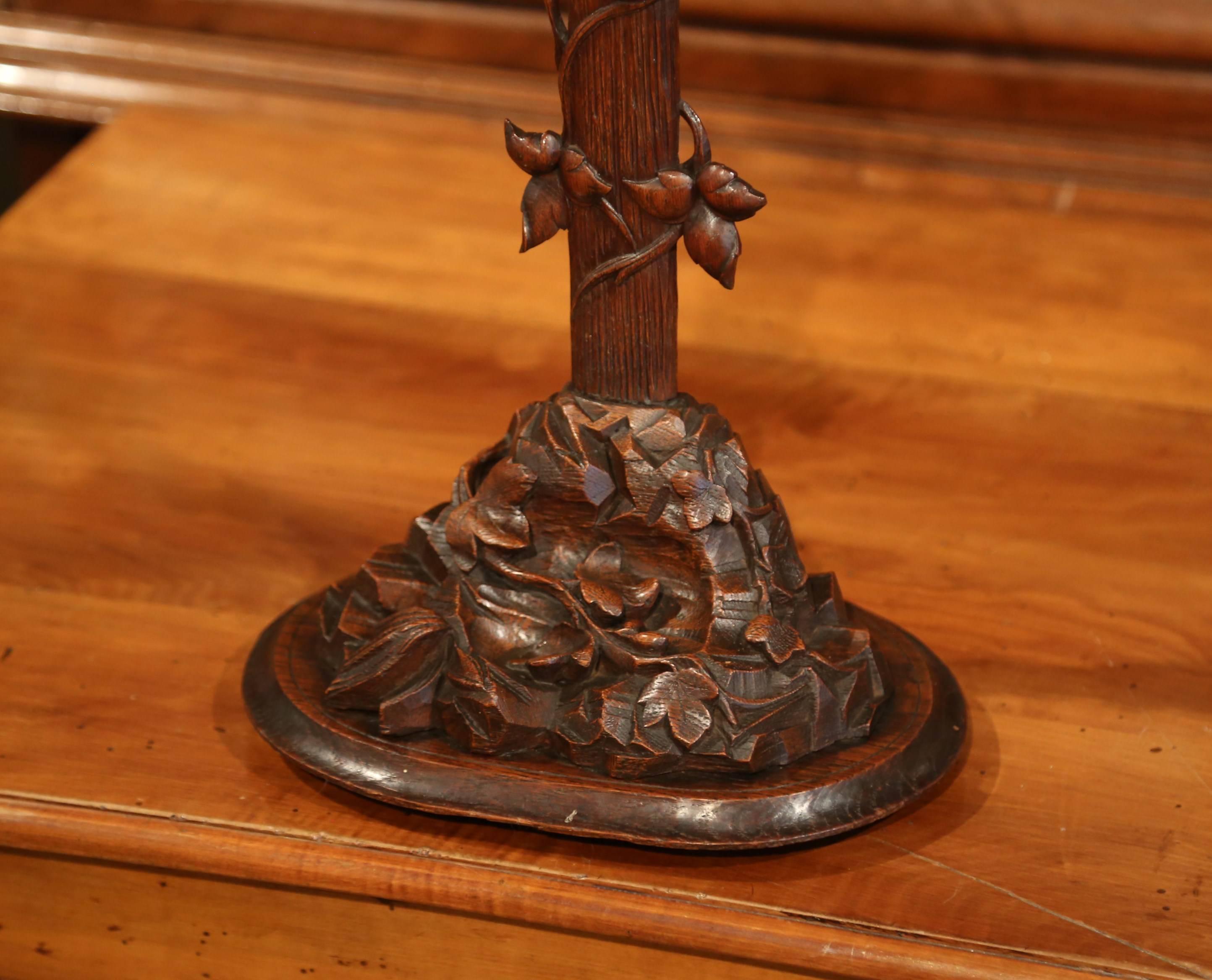 Noyer Grand crucifix français du XIXe siècle en noyer sculpté en forêt noire avec Jésus-Christ