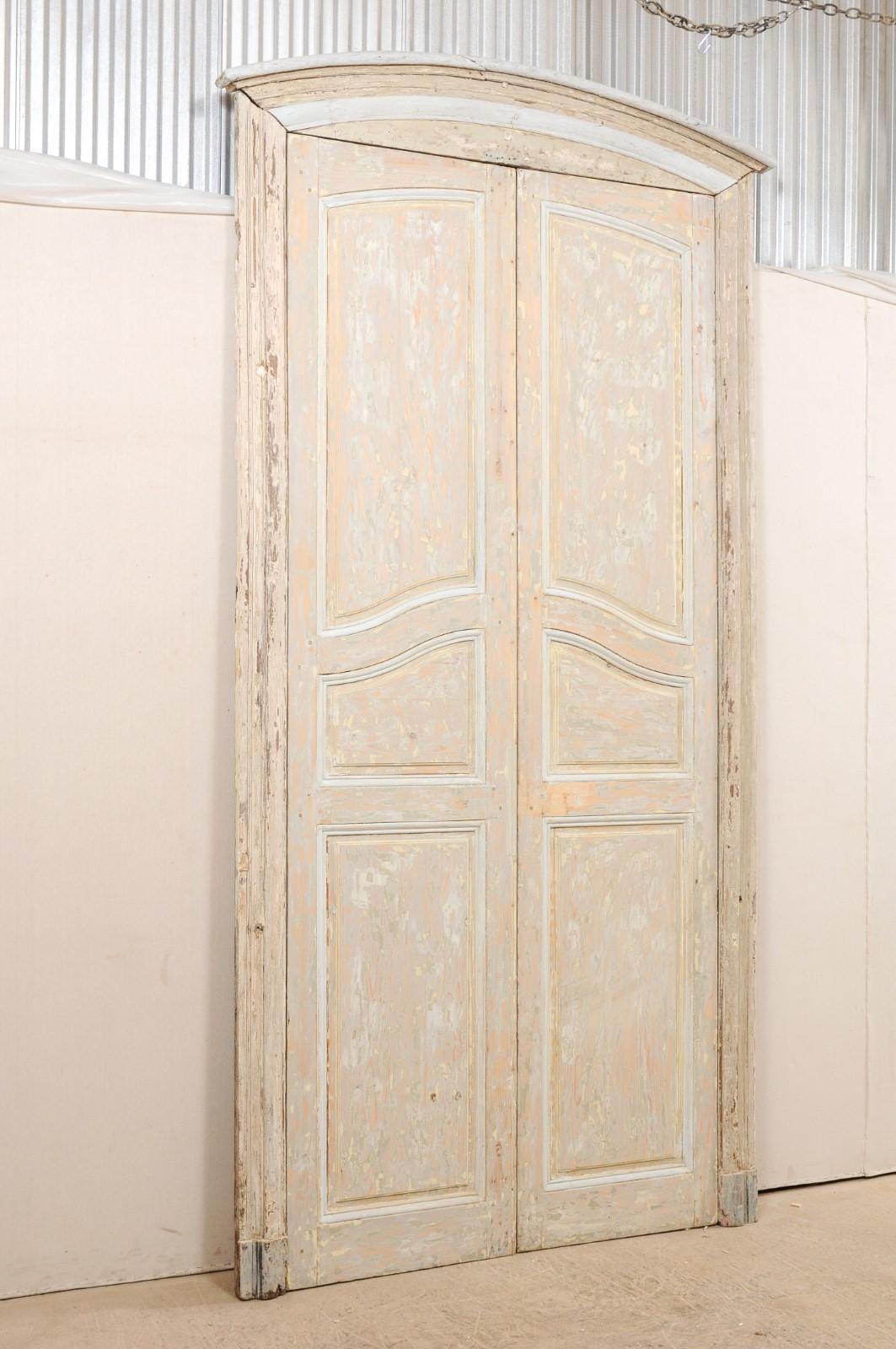 Hohe Flügeltüren aus dem 19. Jahrhundert mit originaler Verkleidung und schönem Bogenkamm (Französisch)