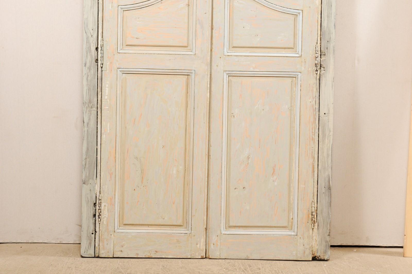 Hohe Flügeltüren aus dem 19. Jahrhundert mit originaler Verkleidung und schönem Bogenkamm 1