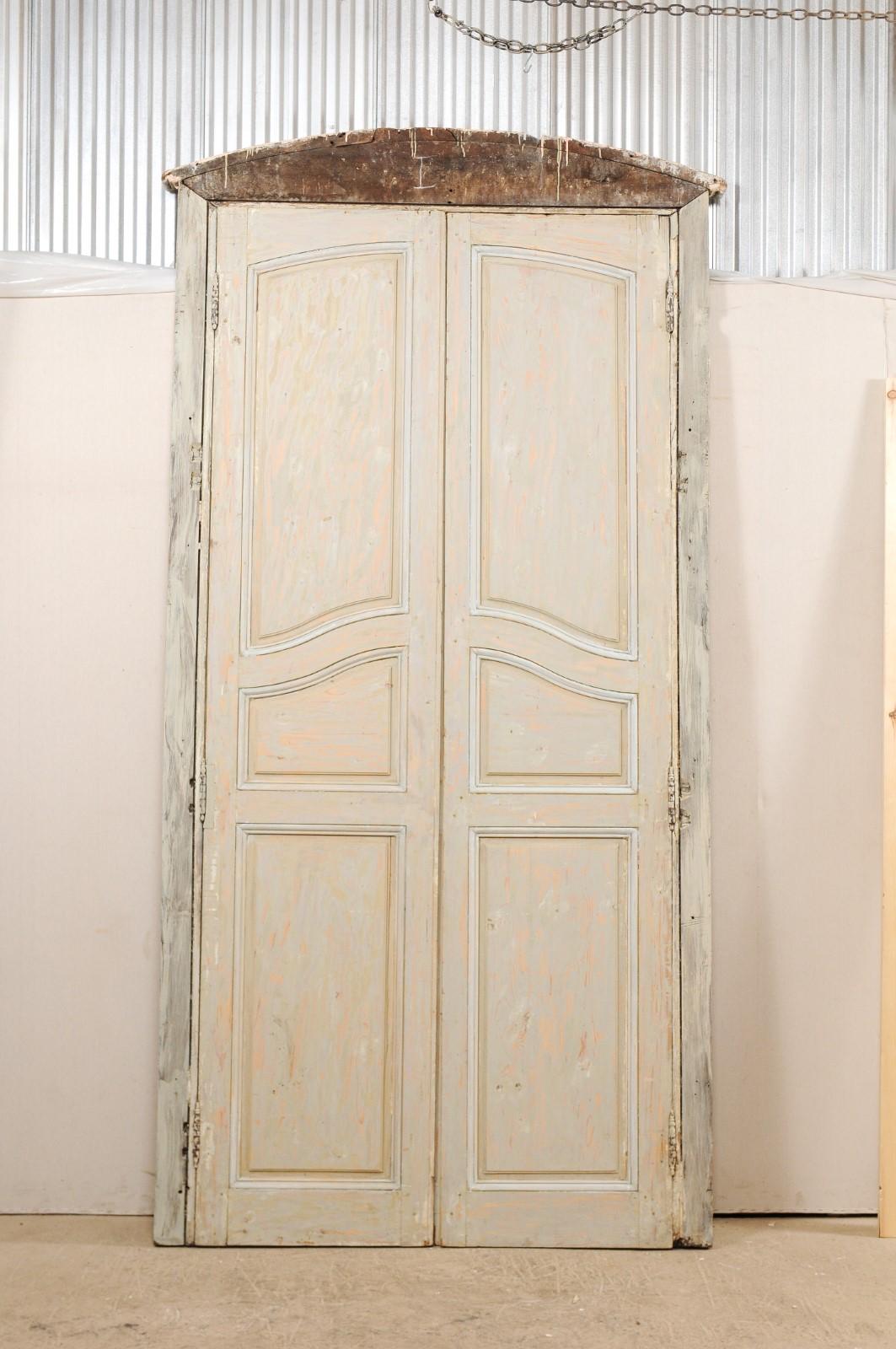 Hohe Flügeltüren aus dem 19. Jahrhundert mit originaler Verkleidung und schönem Bogenkamm 3