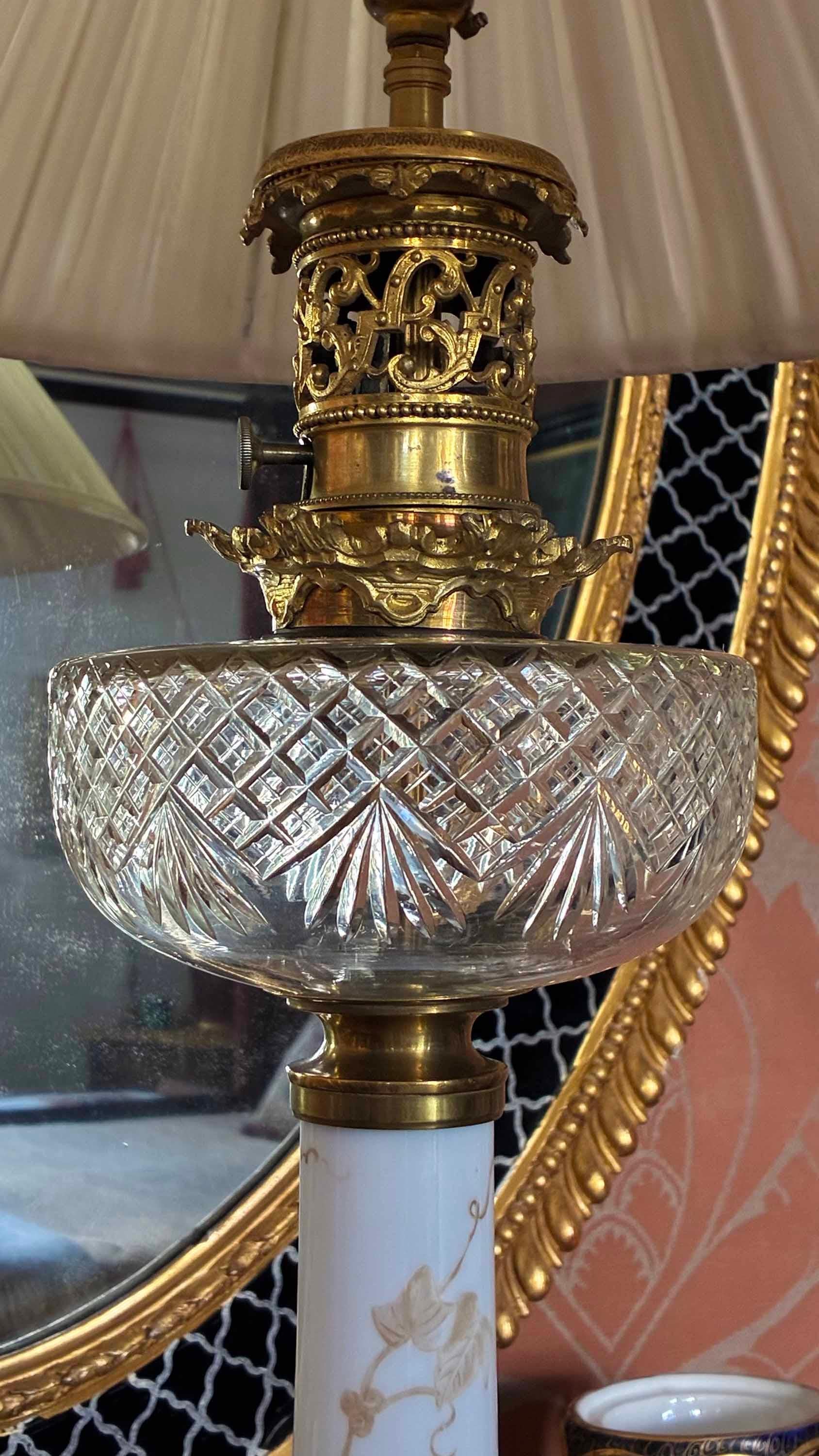 Grande lampe en verre opalin et bronze doré du XIXe siècle en vente 6