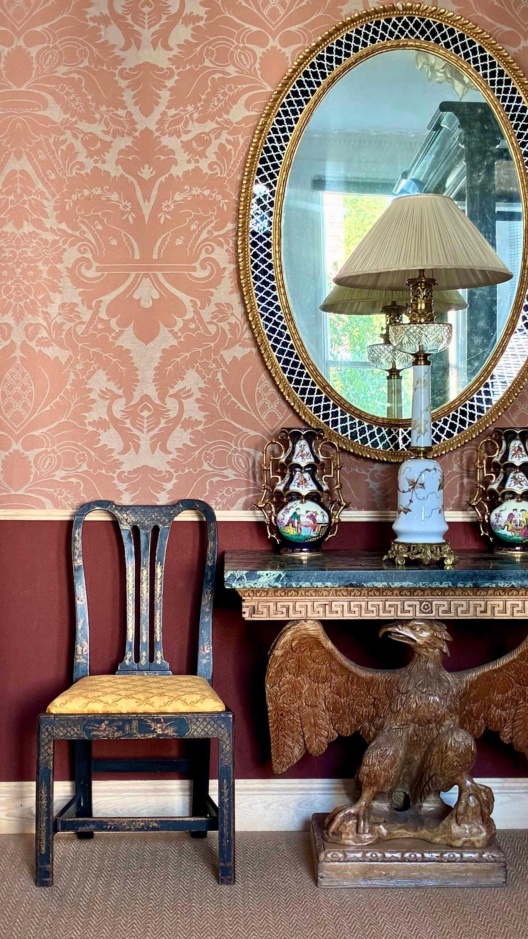 Grande lampe de table montée en laiton et en bronze doré, en verre opalin de lait, délicieusement peinte à la main avec du lierre. Ancienne lampe à huile, aujourd'hui convertie à l'électricité. 19ème siècle.

Pourquoi nous l'aimons

Une lampe