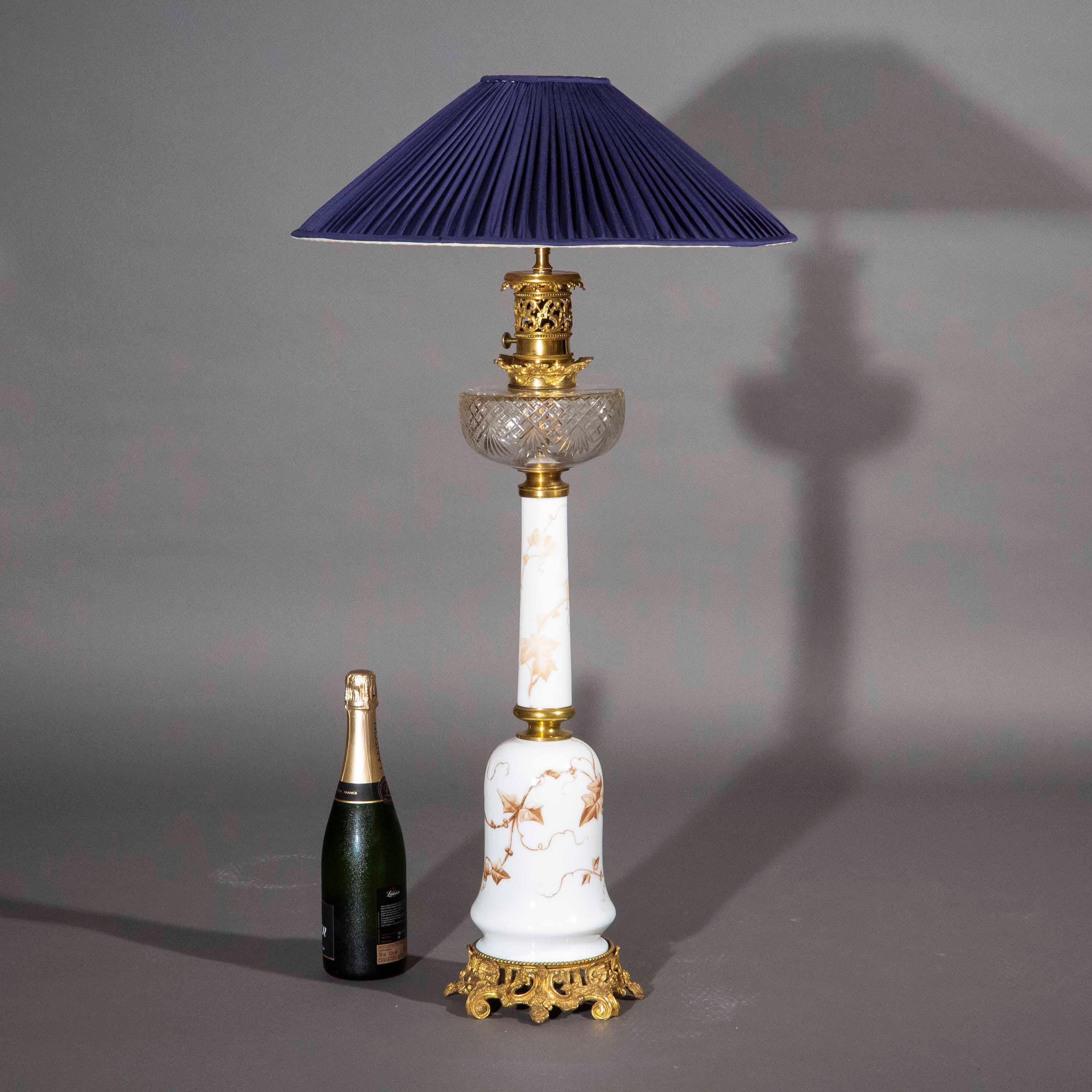 Verre opalin Grande lampe en verre opalin et bronze doré du XIXe siècle en vente