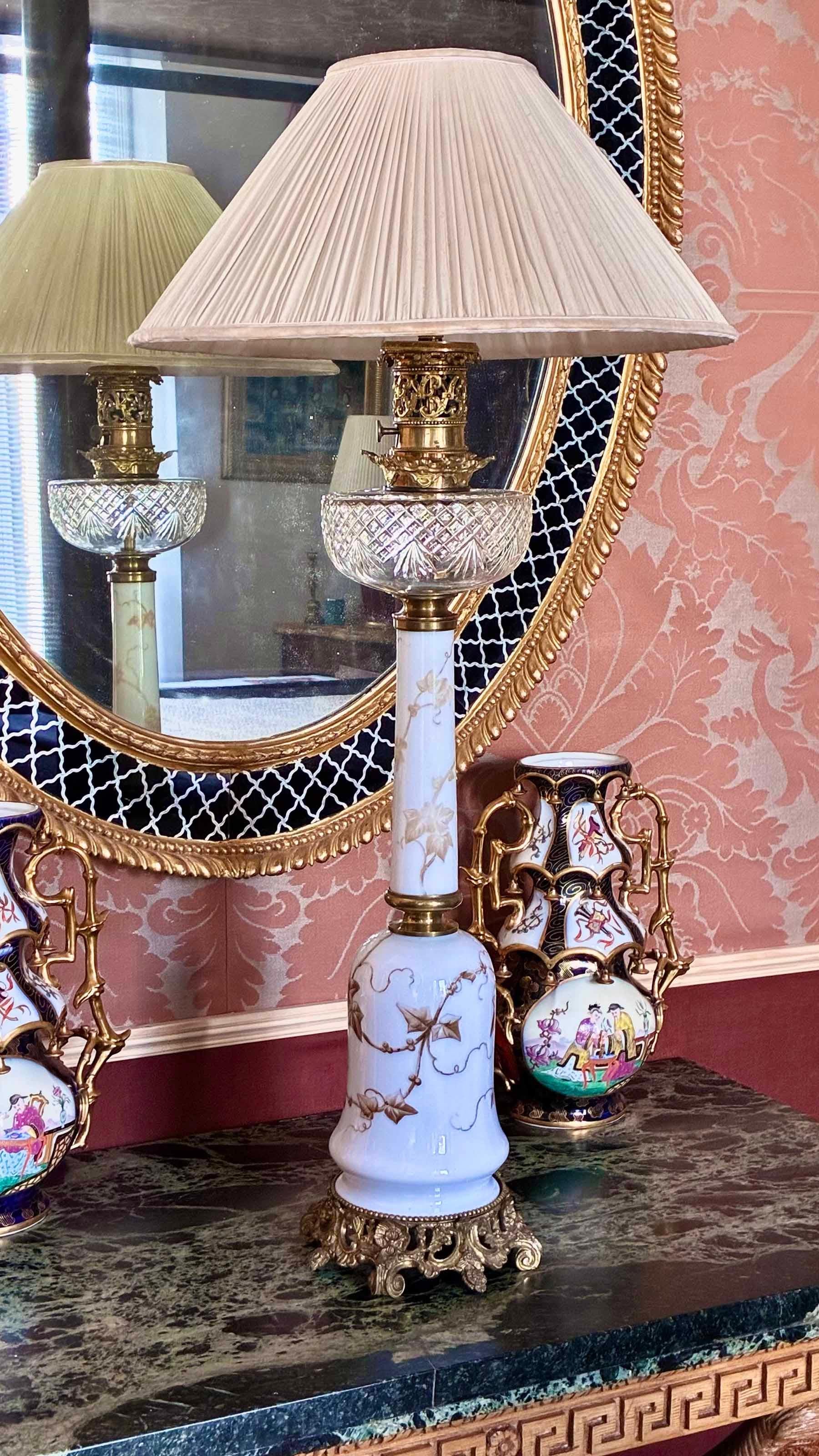 Grande lampe en verre opalin et bronze doré du XIXe siècle en vente 1