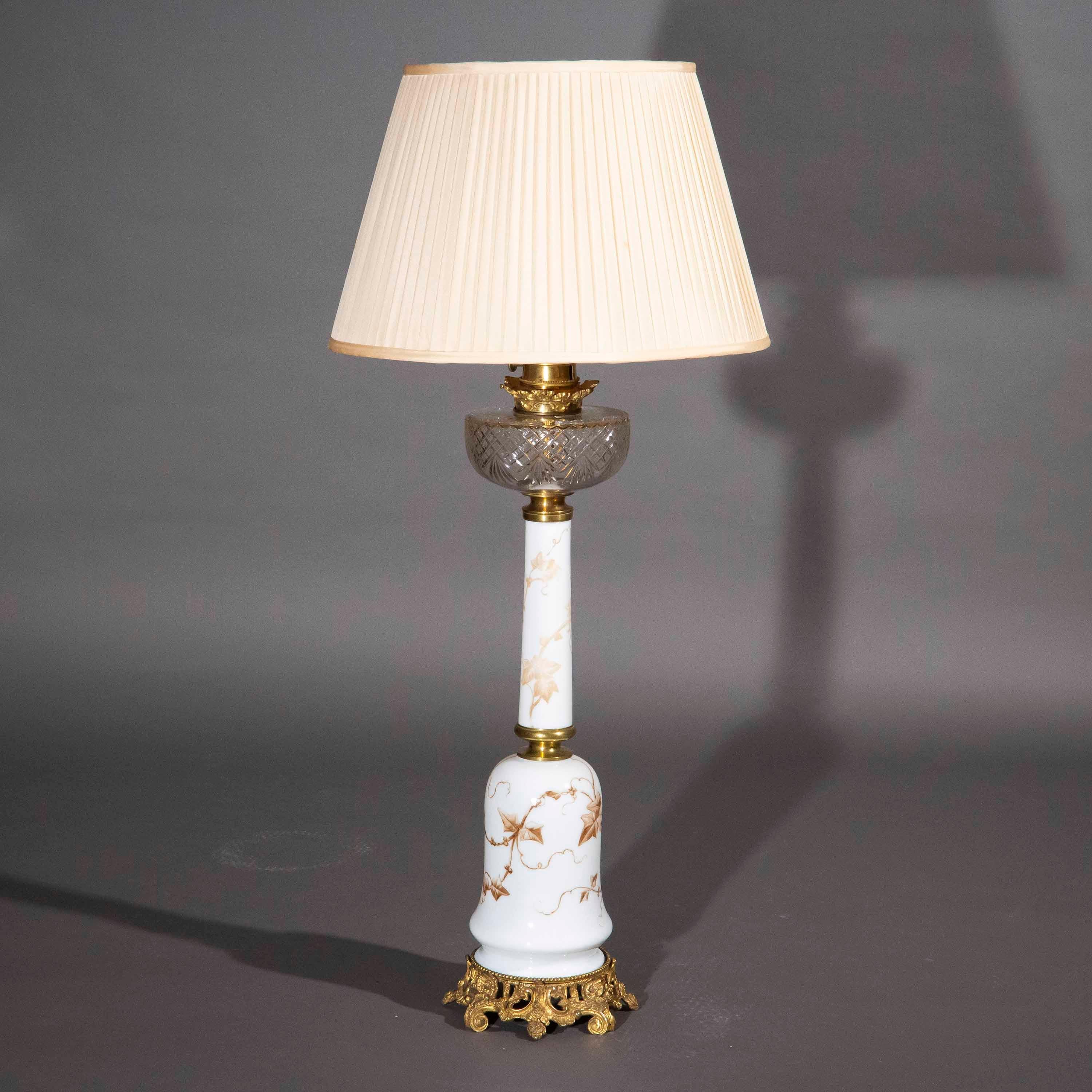 Grande lampe en verre opalin et bronze doré du XIXe siècle en vente 2