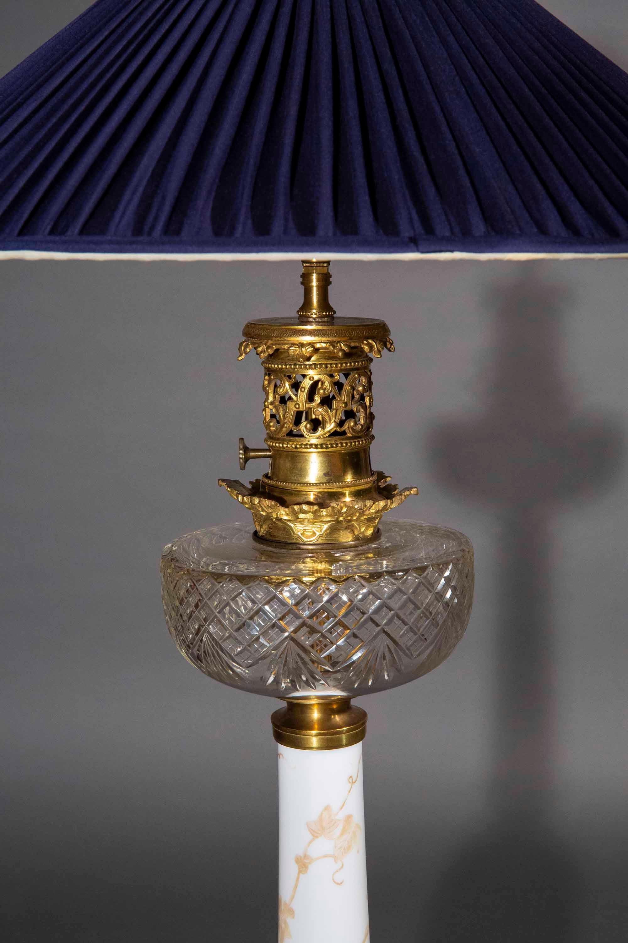 Grande lampe en verre opalin et bronze doré du XIXe siècle en vente 3