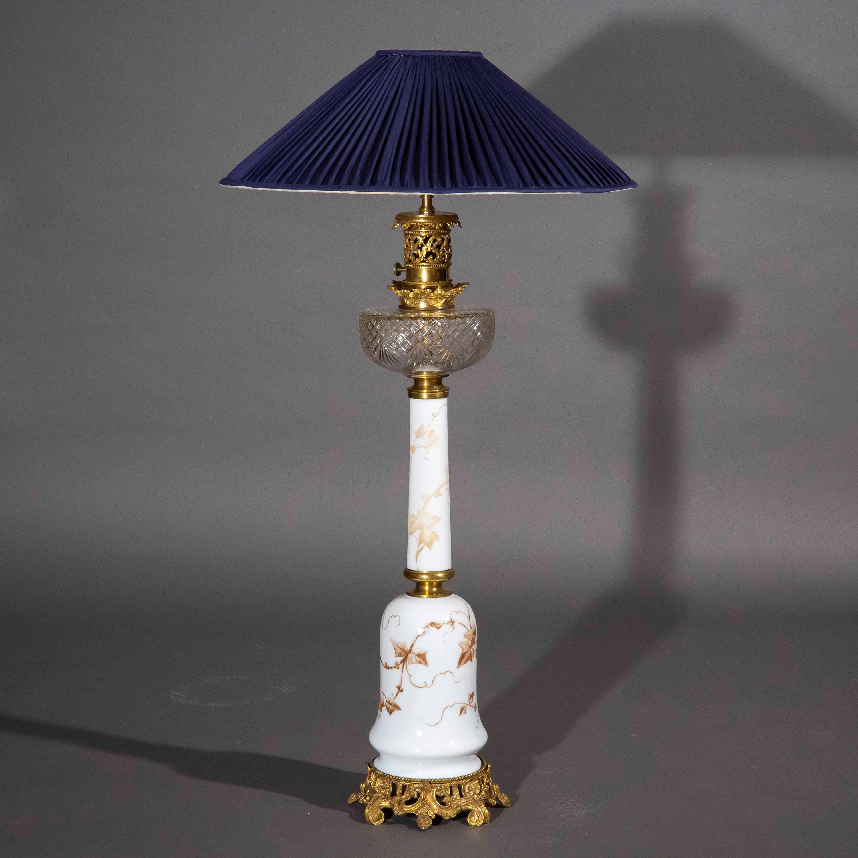 Grande lampe en verre opalin et bronze doré du XIXe siècle en vente 4