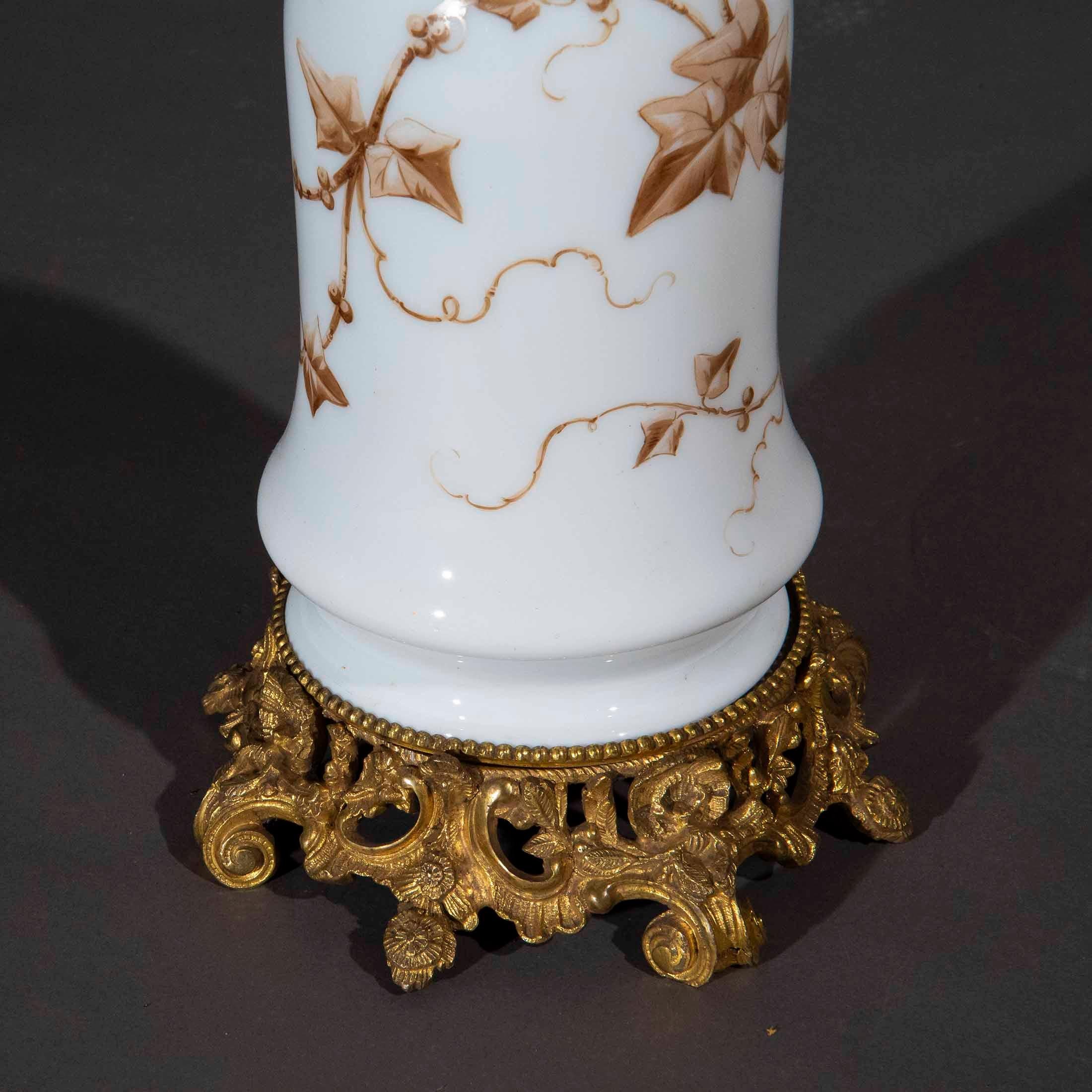 Grande lampe en verre opalin et bronze doré du XIXe siècle en vente 5