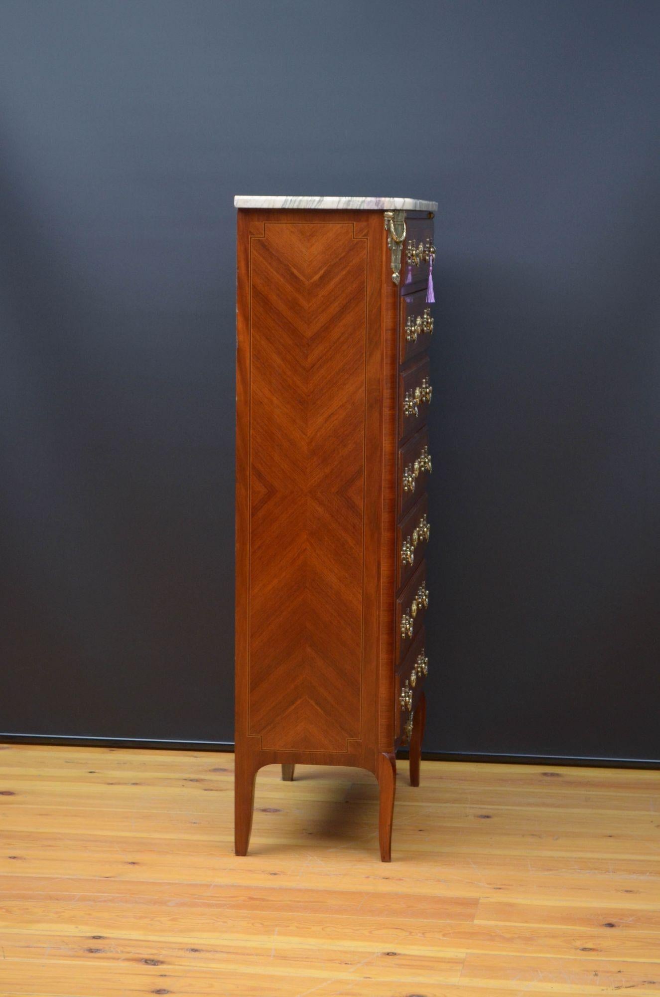 Cassettiera alta in legno di tulipano del XIX secolo in vendita 7