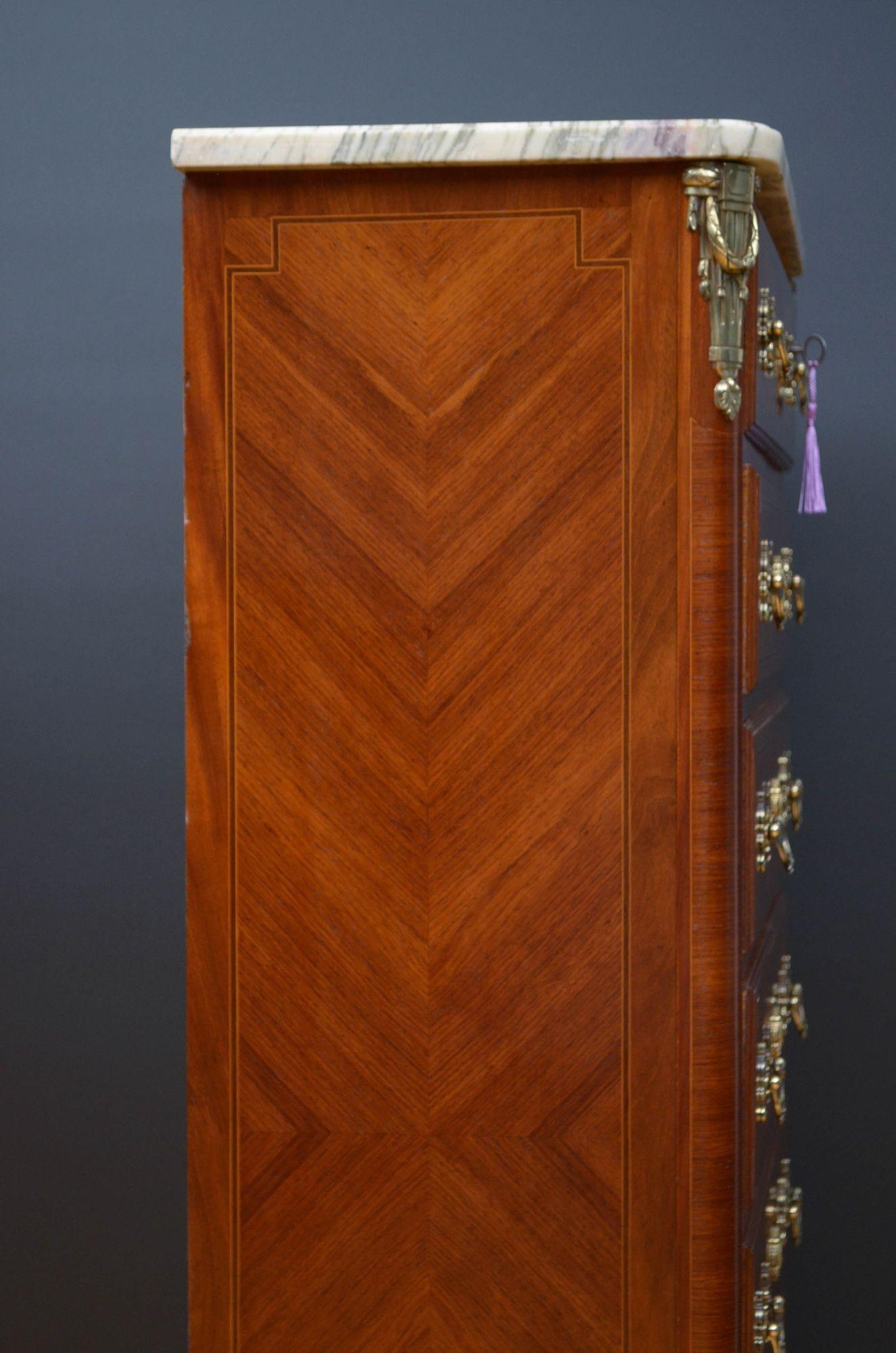 Cassettiera alta in legno di tulipano del XIX secolo in vendita 8