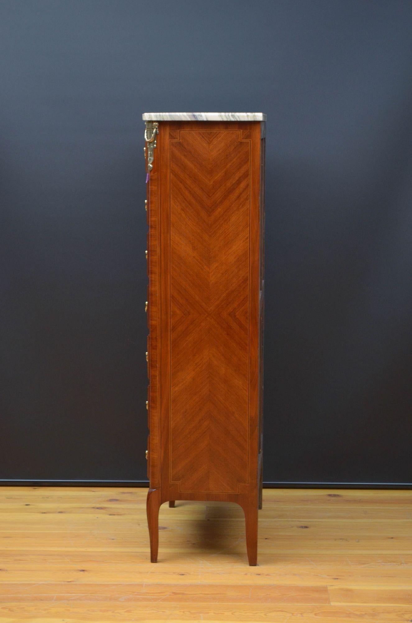 Cassettiera alta in legno di tulipano del XIX secolo in vendita 9