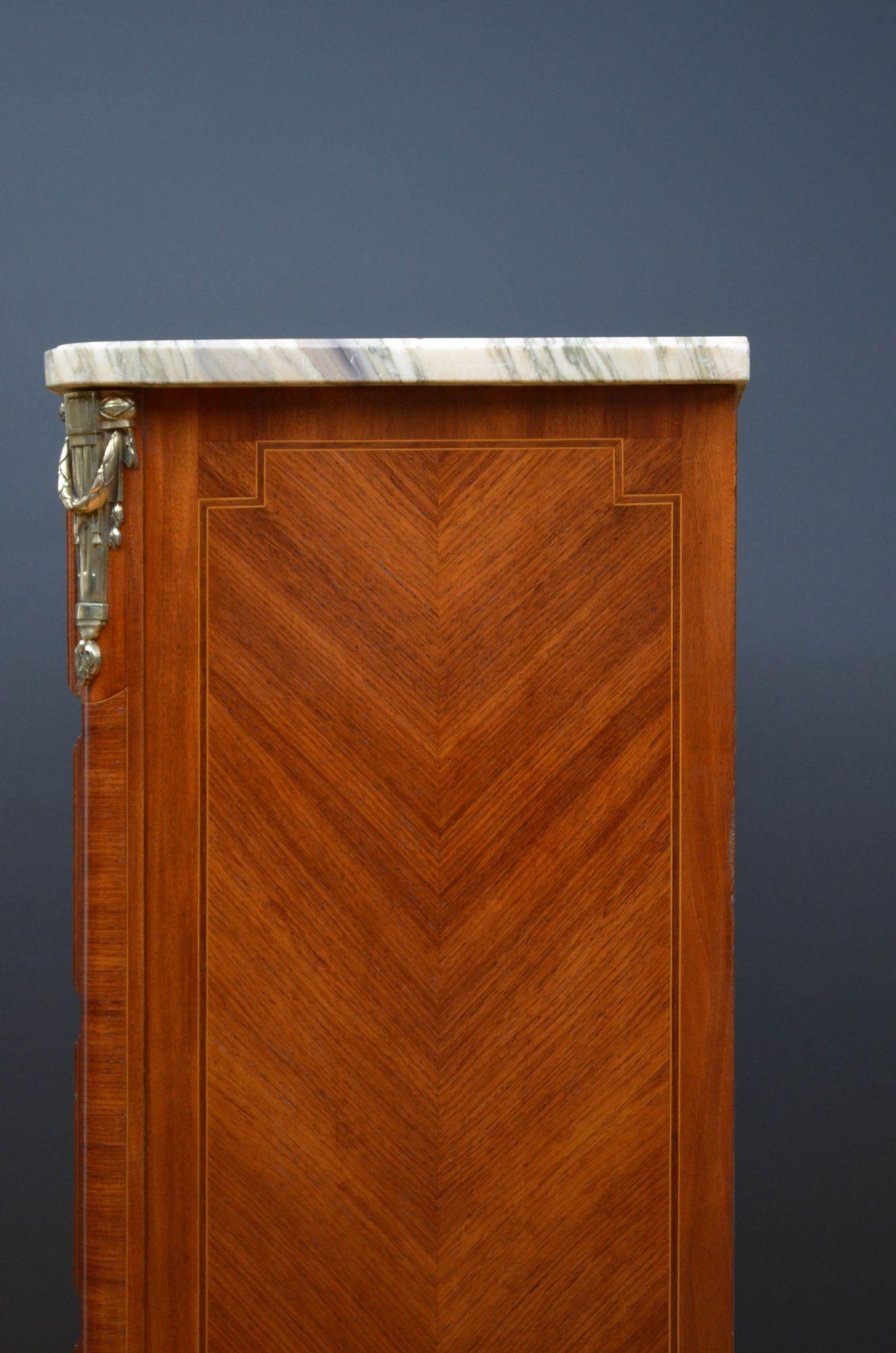 Cassettiera alta in legno di tulipano del XIX secolo in vendita 10