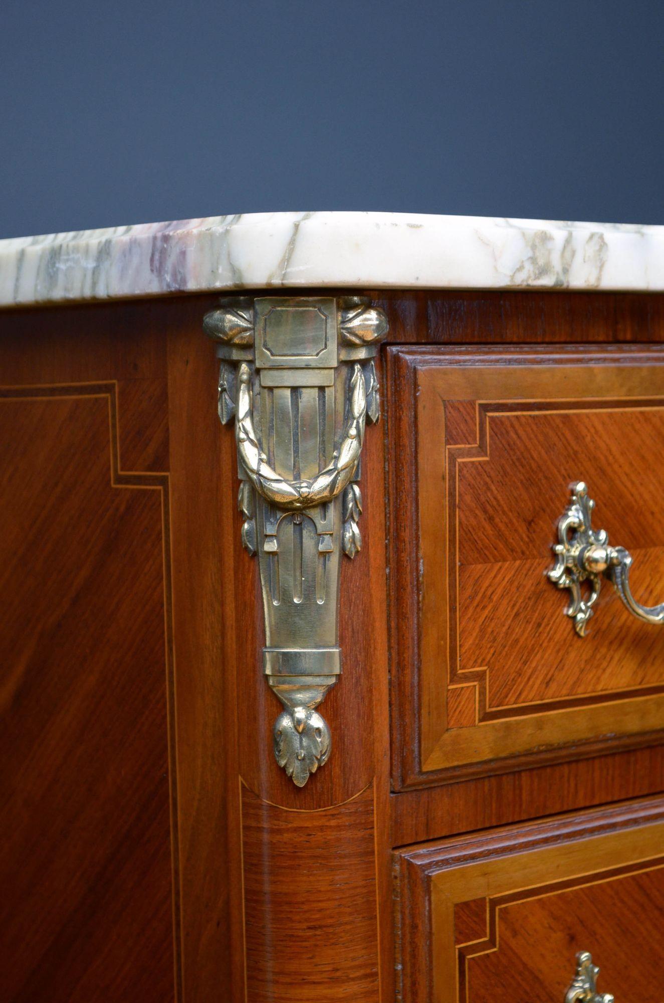 Cassettiera alta in legno di tulipano del XIX secolo in vendita 1