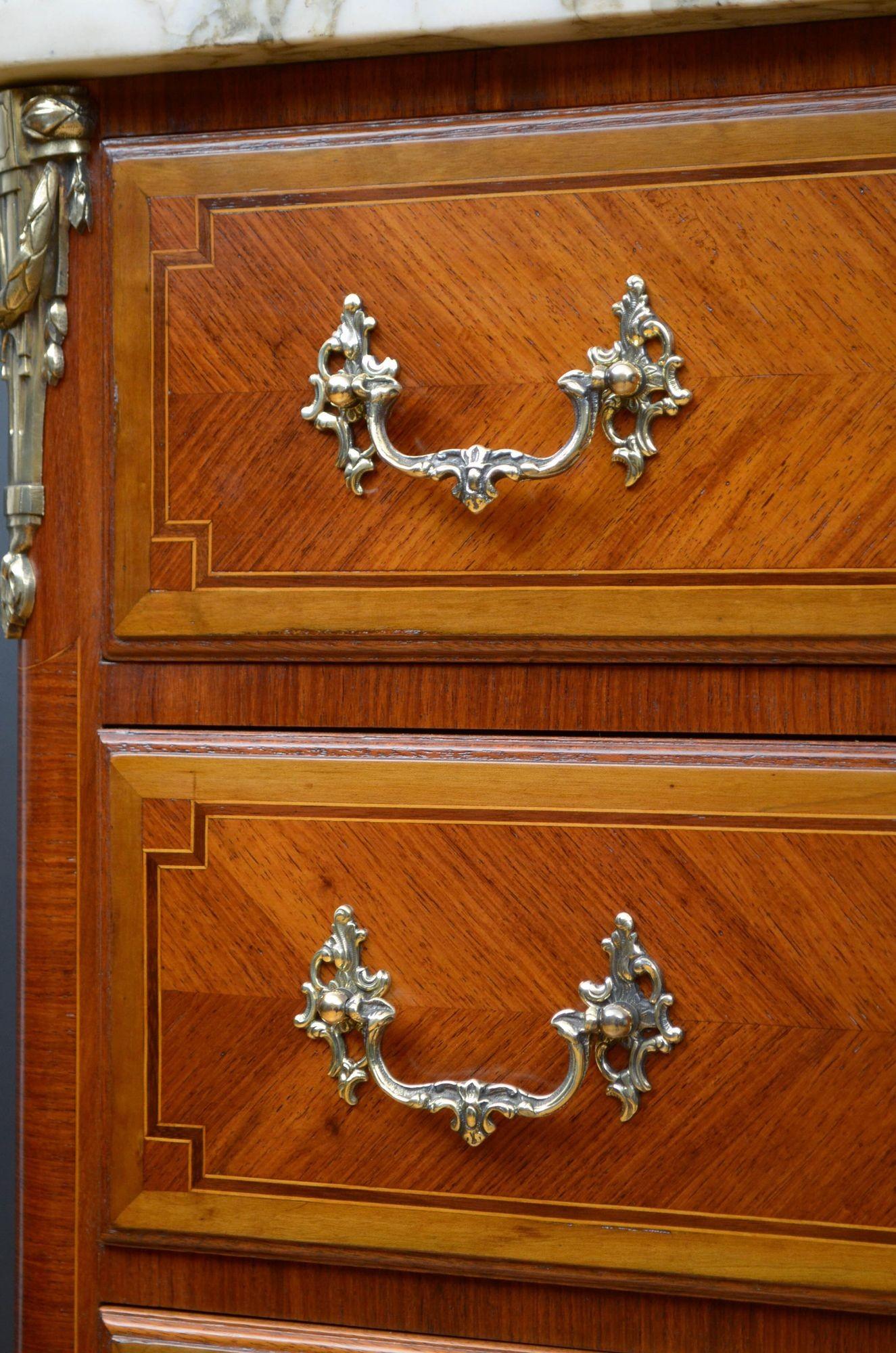 Cassettiera alta in legno di tulipano del XIX secolo in vendita 2