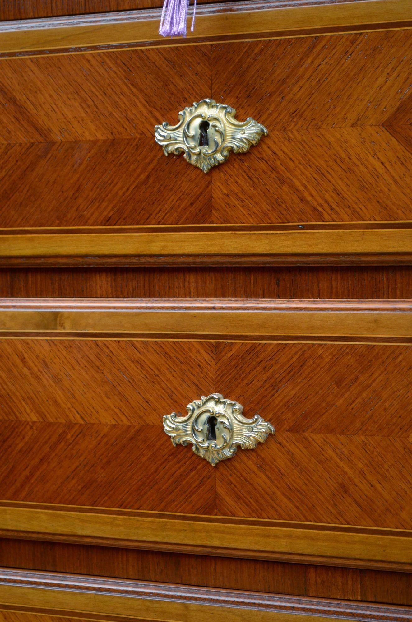 Cassettiera alta in legno di tulipano del XIX secolo in vendita 3