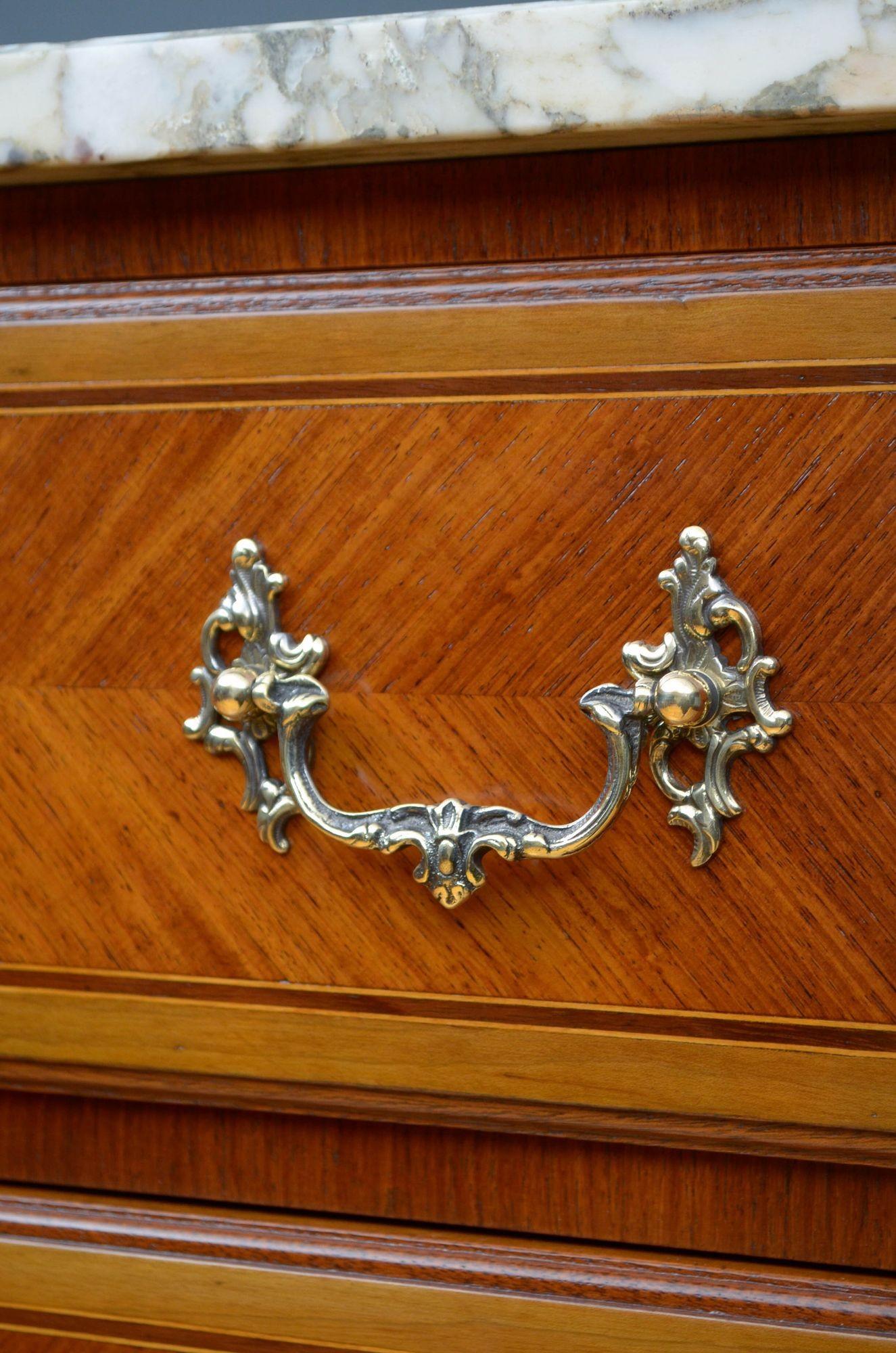 Cassettiera alta in legno di tulipano del XIX secolo in vendita 4