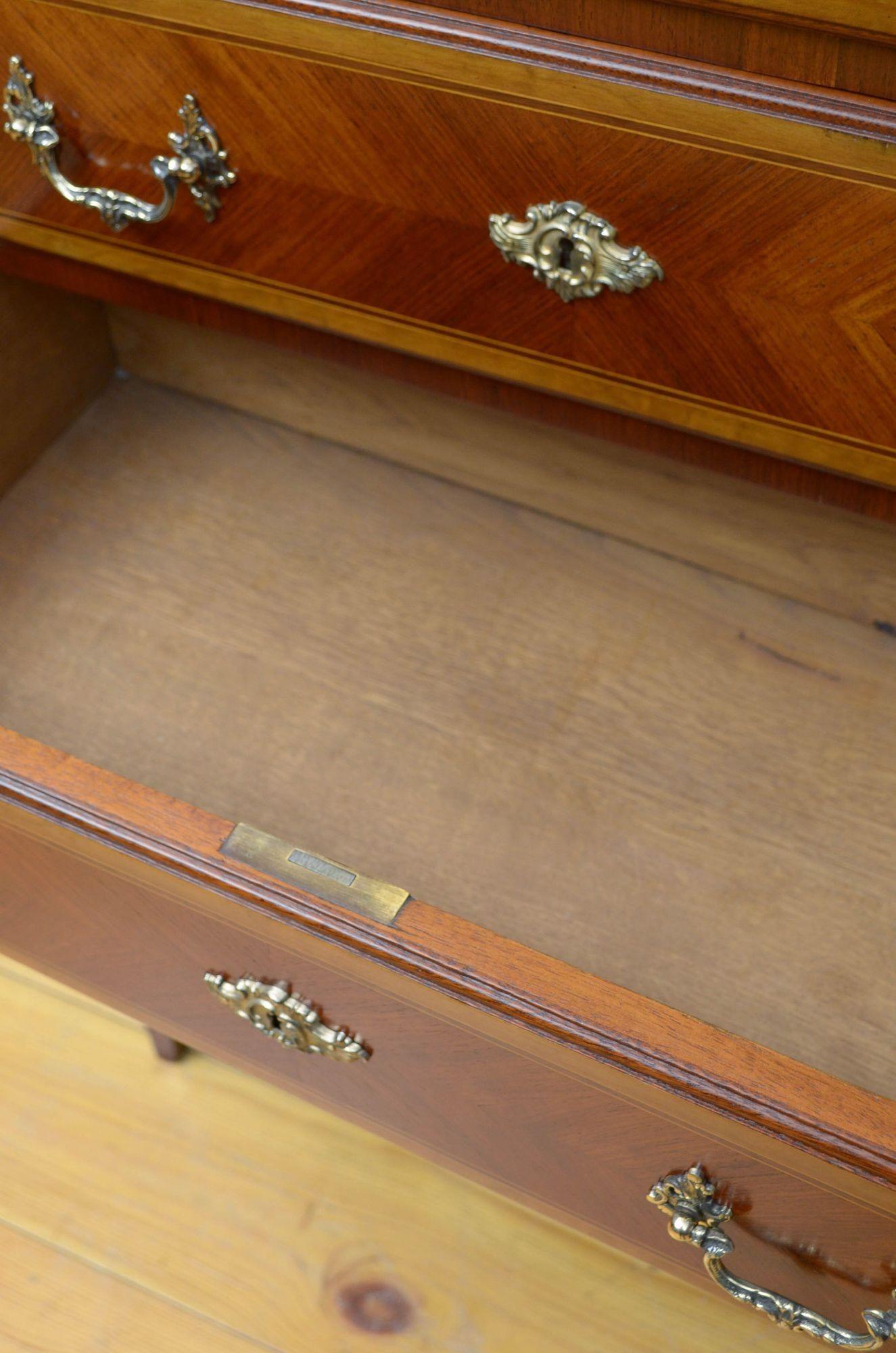 Cassettiera alta in legno di tulipano del XIX secolo in vendita 5
