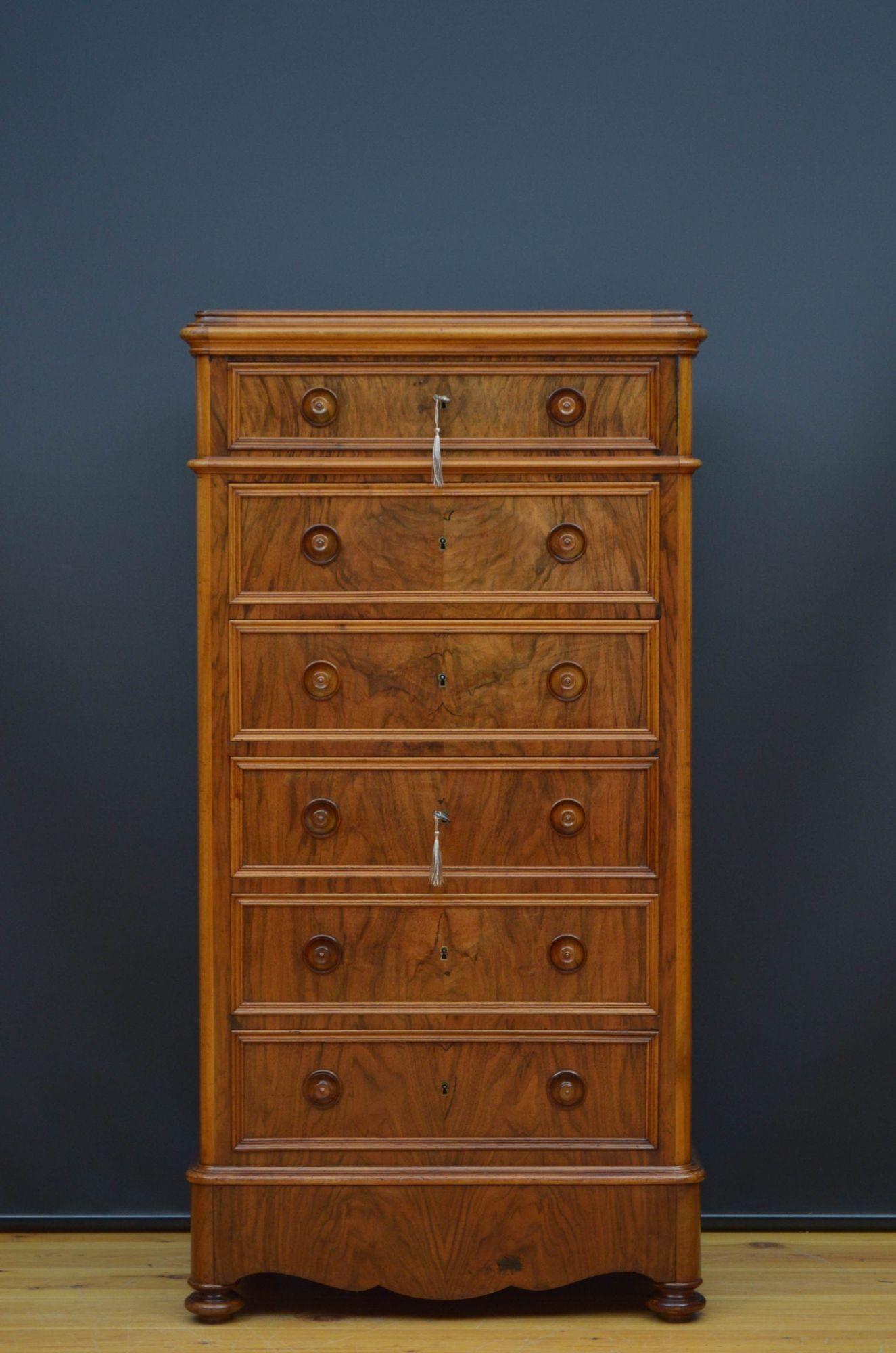 Sn5471 Fine quality, tall and slim chest of drawers in figured walnut, having figured walnut top with moulded edge and six graduated oak lined and moulded drawers, all fitted with original turned knobs, original working locks and two keys above